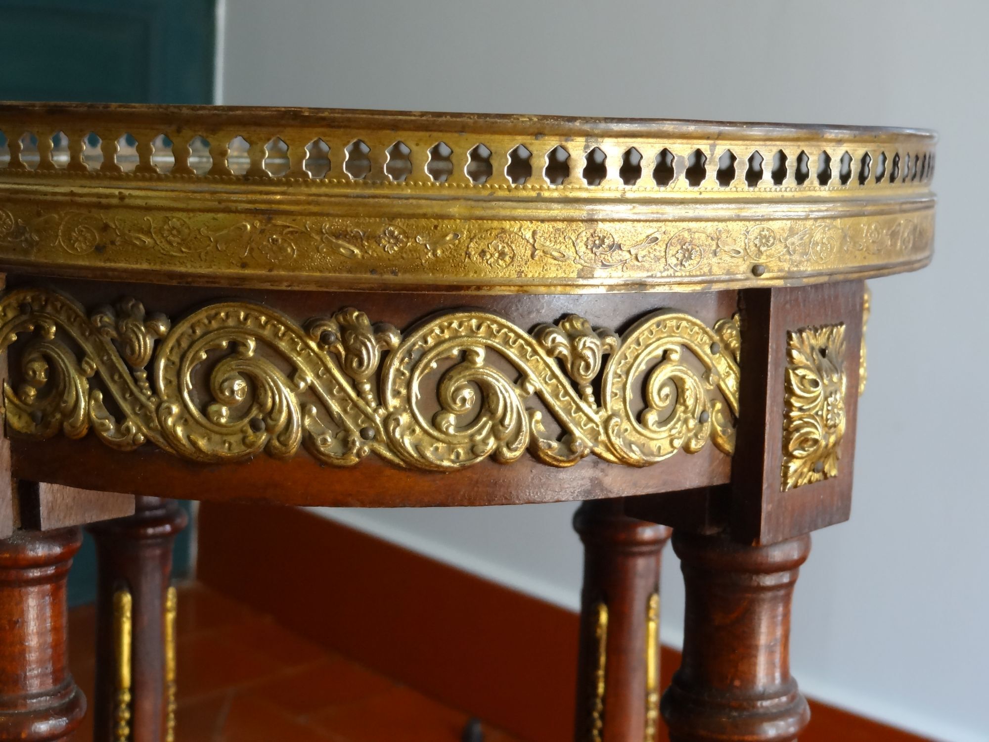 Saddle or pedestal table Napoleon III, marble and varnished wood base Ø30 x 82 cm