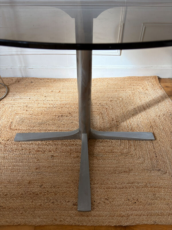 Table à manger en métal et verre fumé Roche bobois