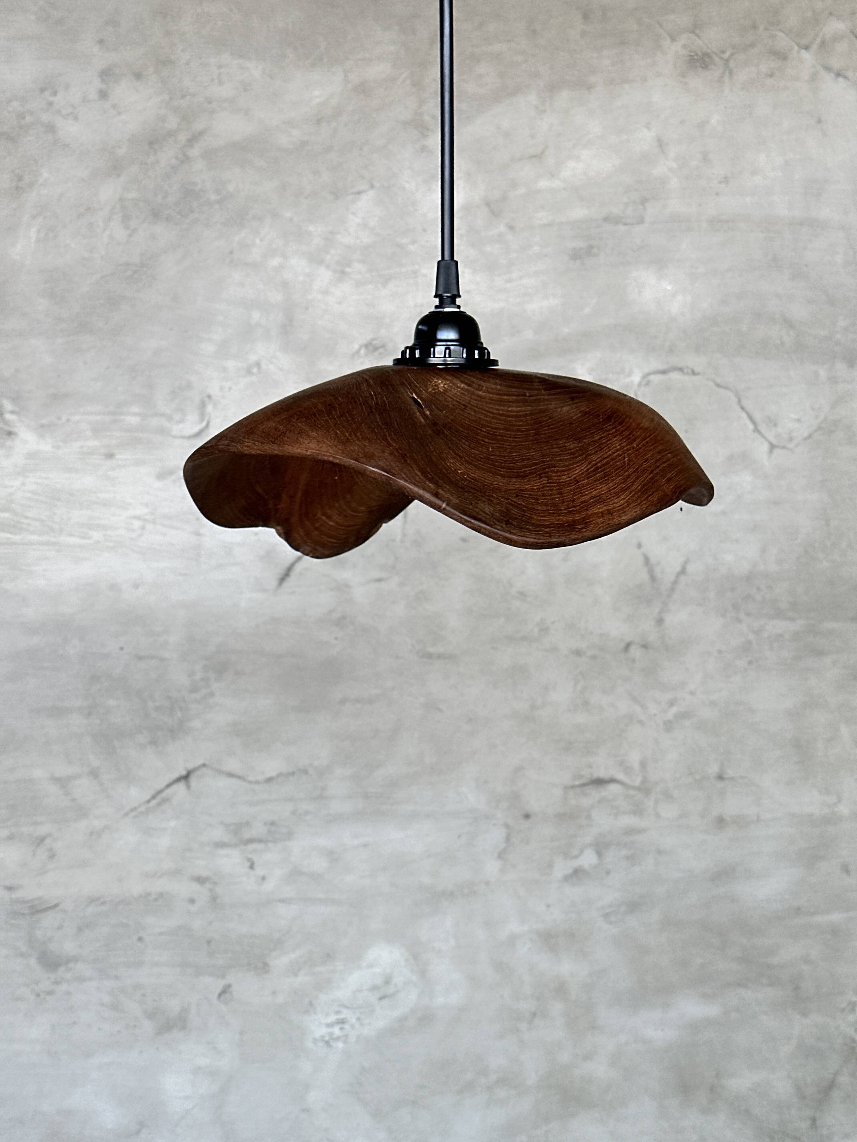 Small pendant light in corrugated teak leaf (Small D:30 H:20)