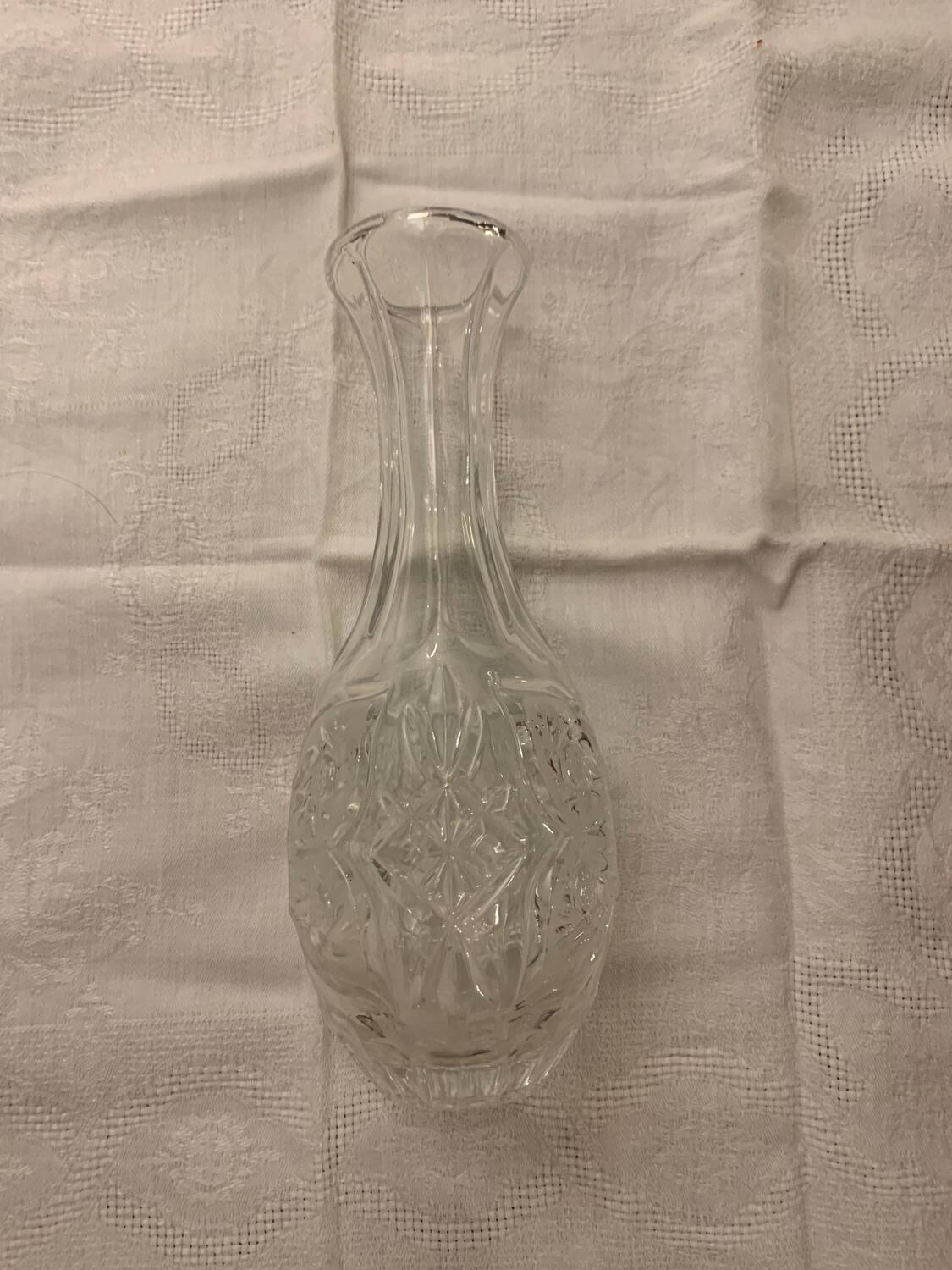 Small cut crystal carafe bearing 2 butterflies