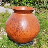 Pottery based on metal