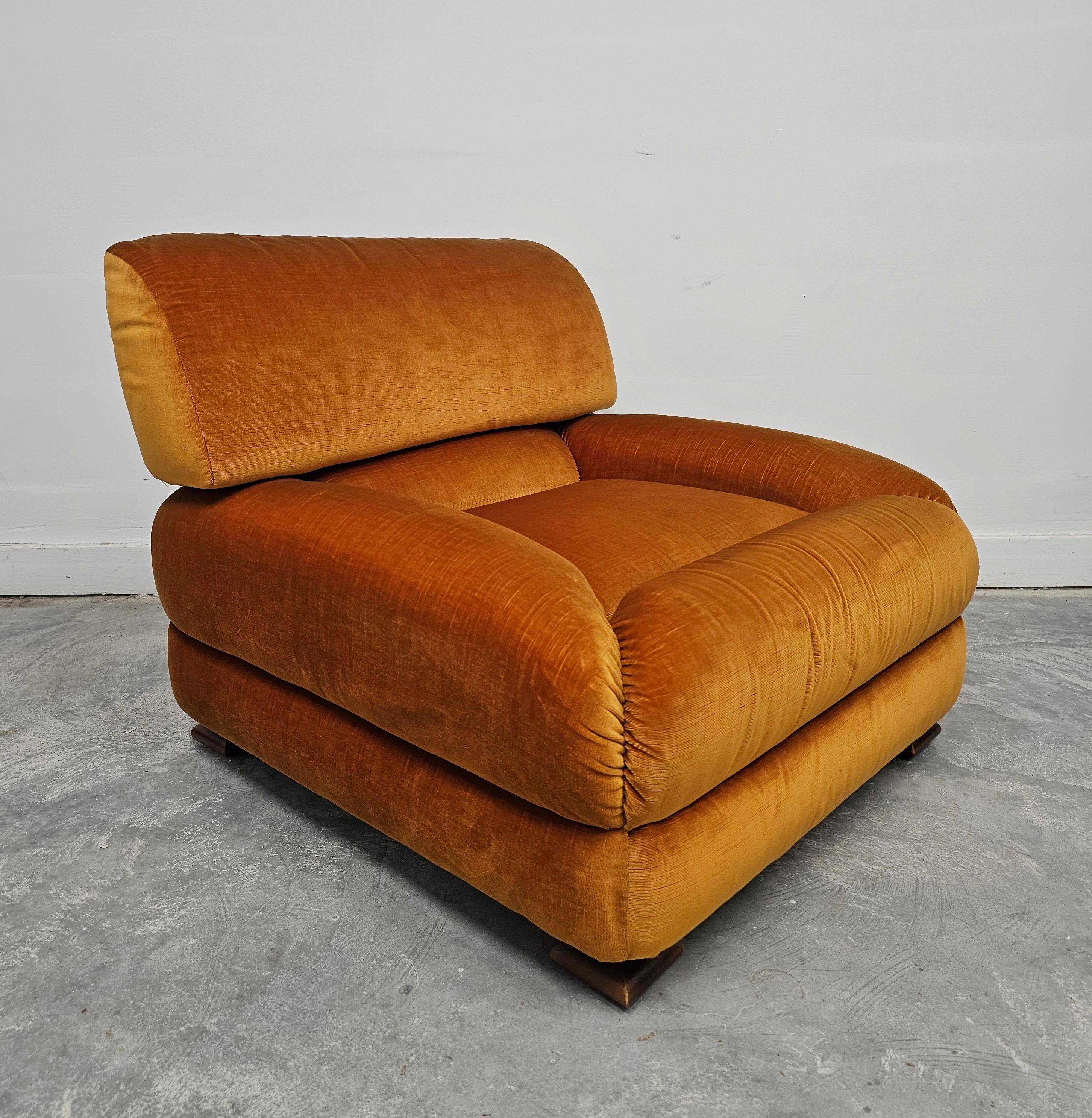 Fauteuil Mid-Century Modern en velours par Zev & Zev