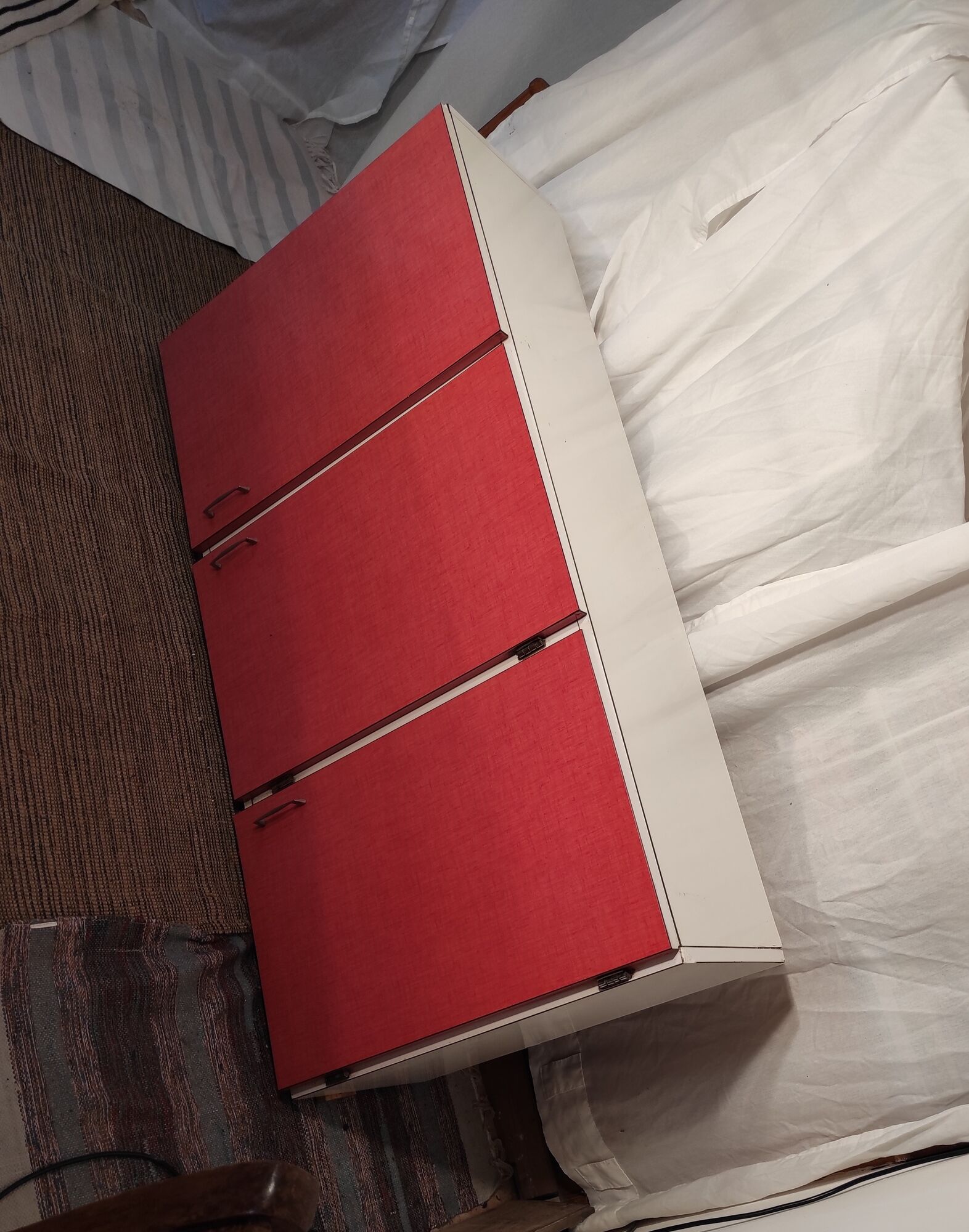 Placard haut de cuisine trois portes en formica rose