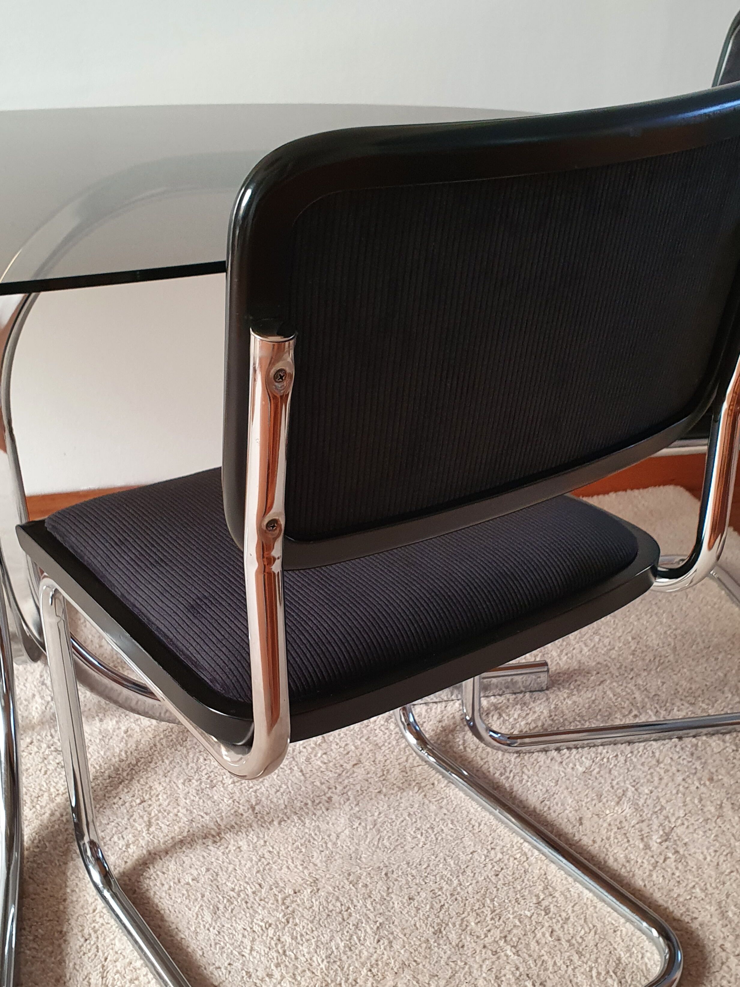 Série de 4 chaises B32 Marcel Breuer en velours côtelé noir
