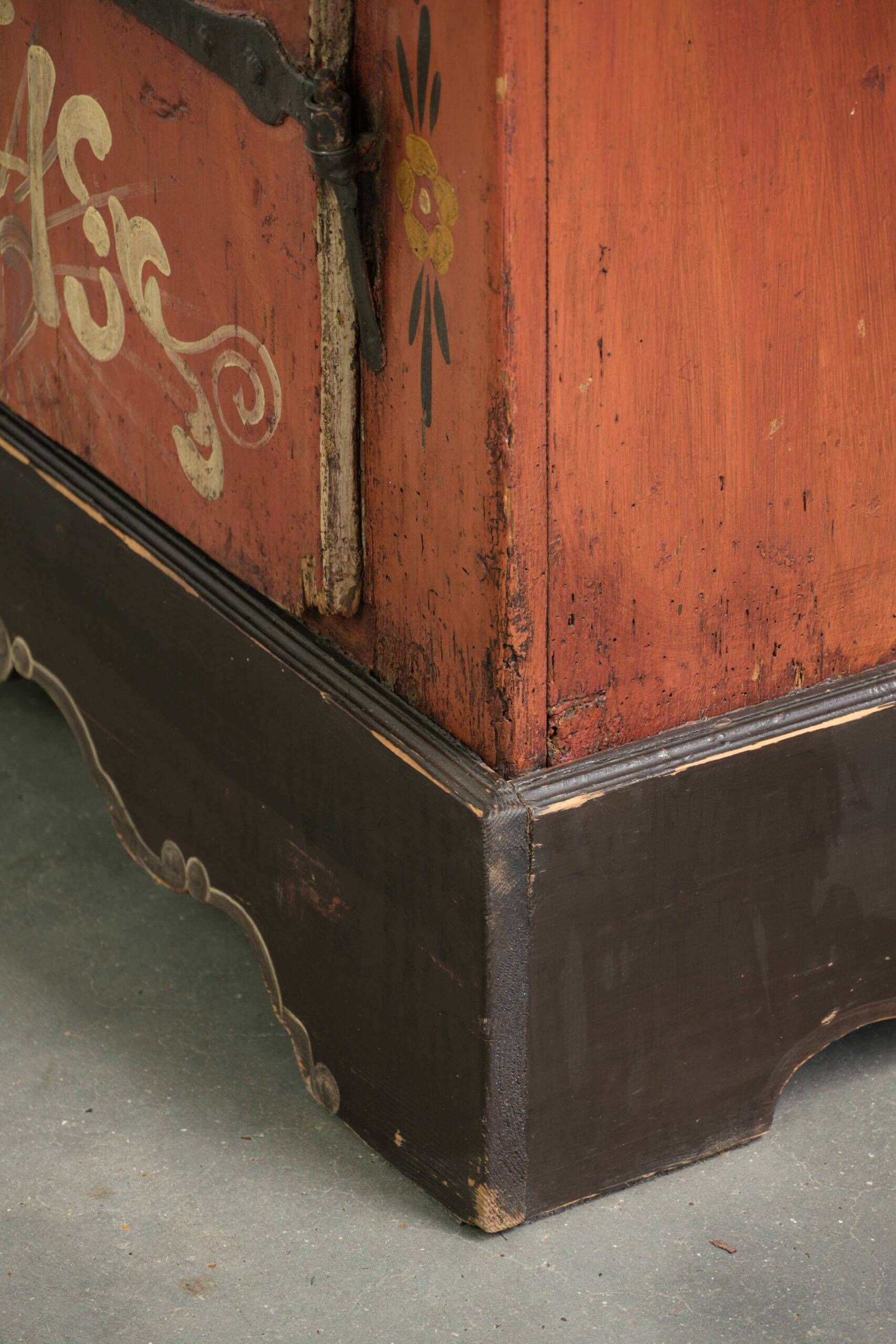 Cabinet de mariée autrichien ancien peint à la main avec une belle patine