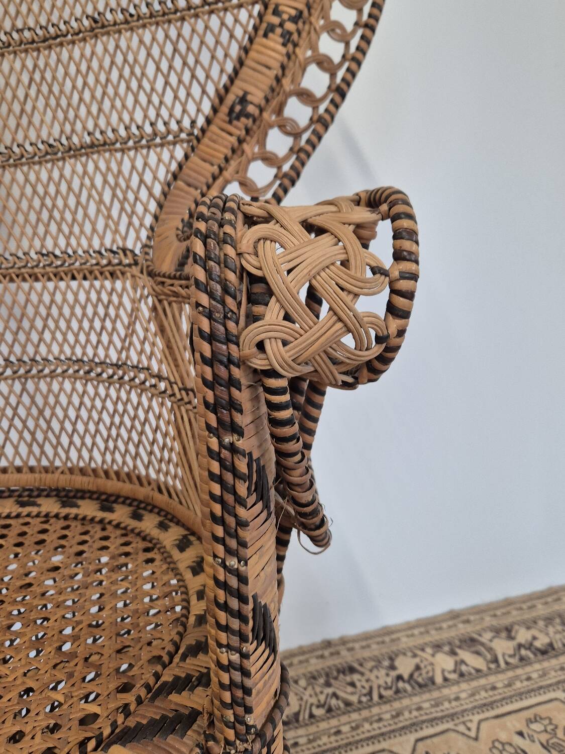 Fauteuil Emmanuelle "Peacock" vintage en rotin