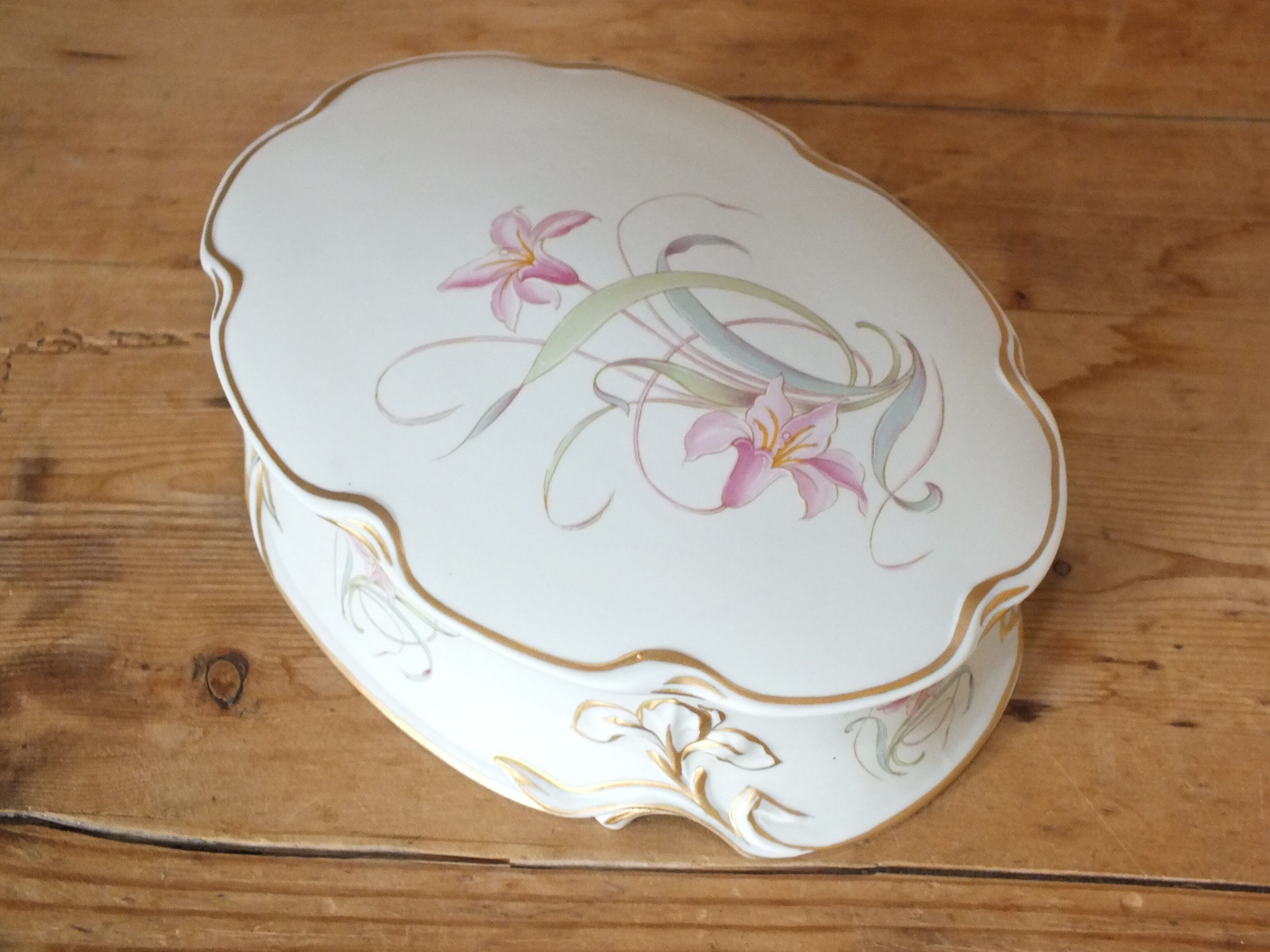 Biscuit candy box from Limoges - The star - hand-enhanced