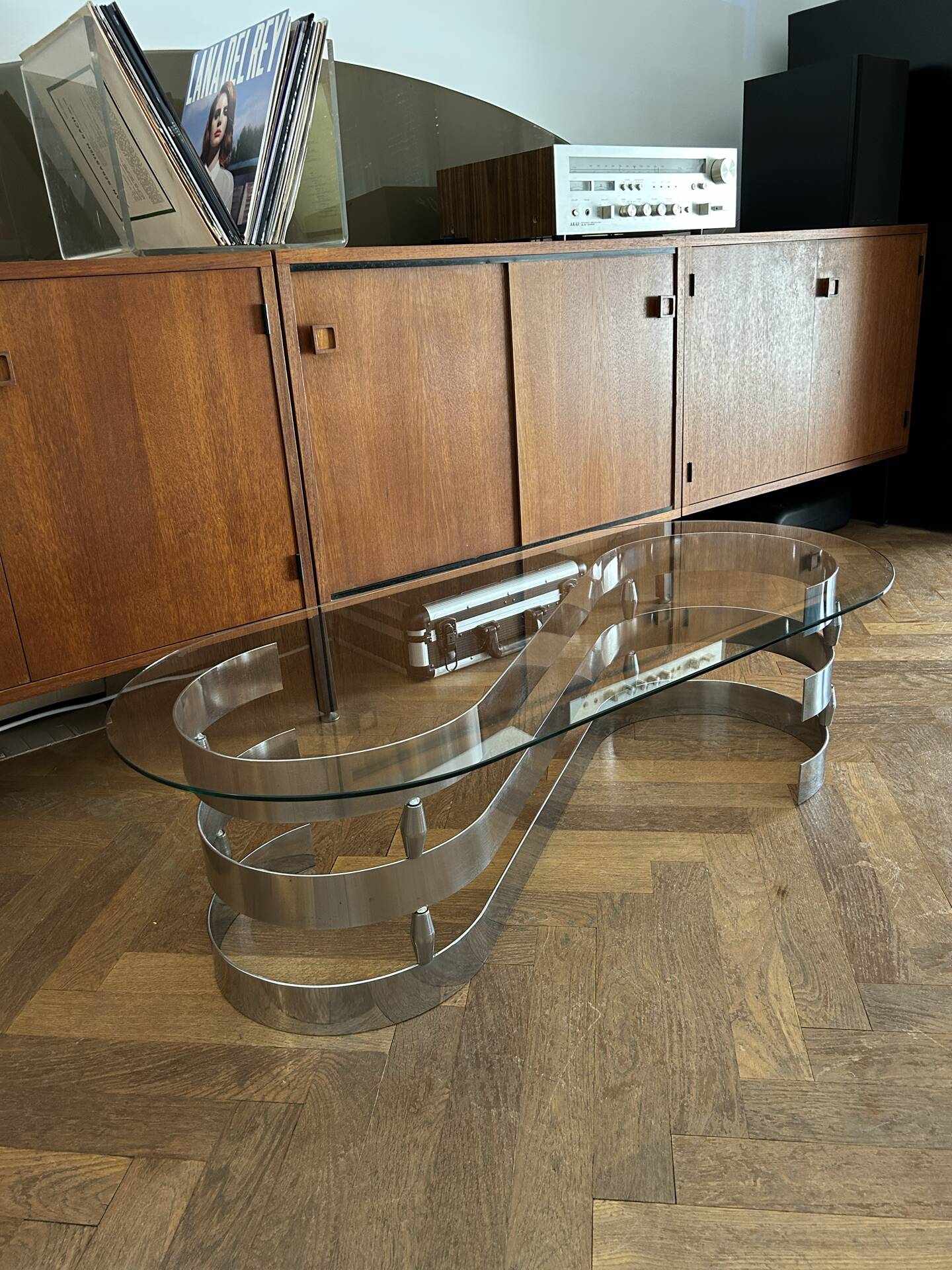Table basse ovale design années 70 en verre et pieds chromé « S »