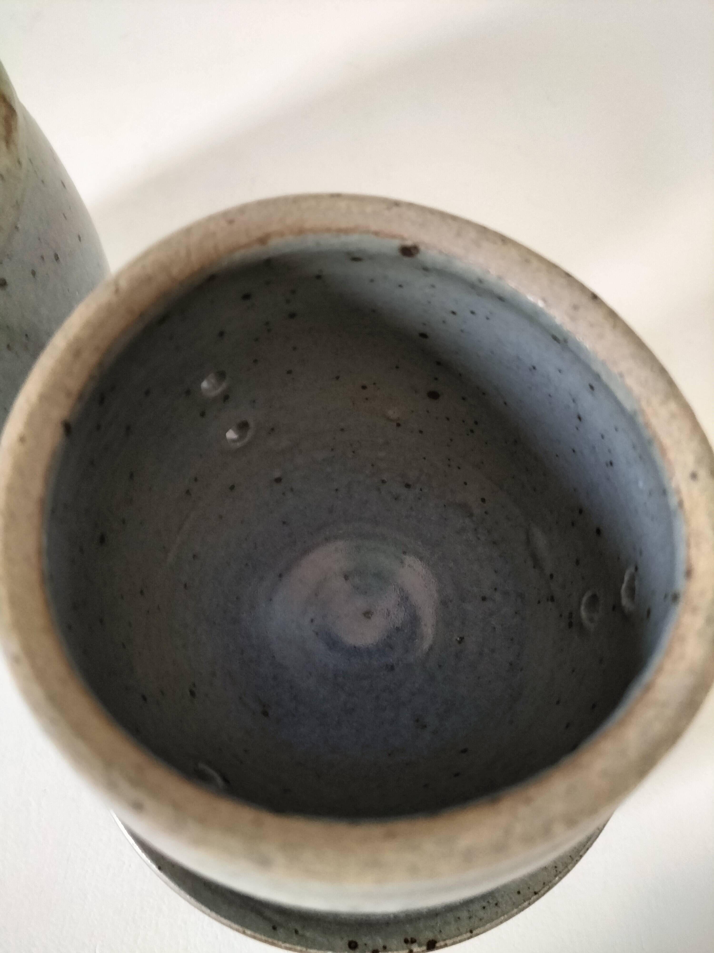 Beurrier à eau en grès artisanal bleu-gris moucheté
