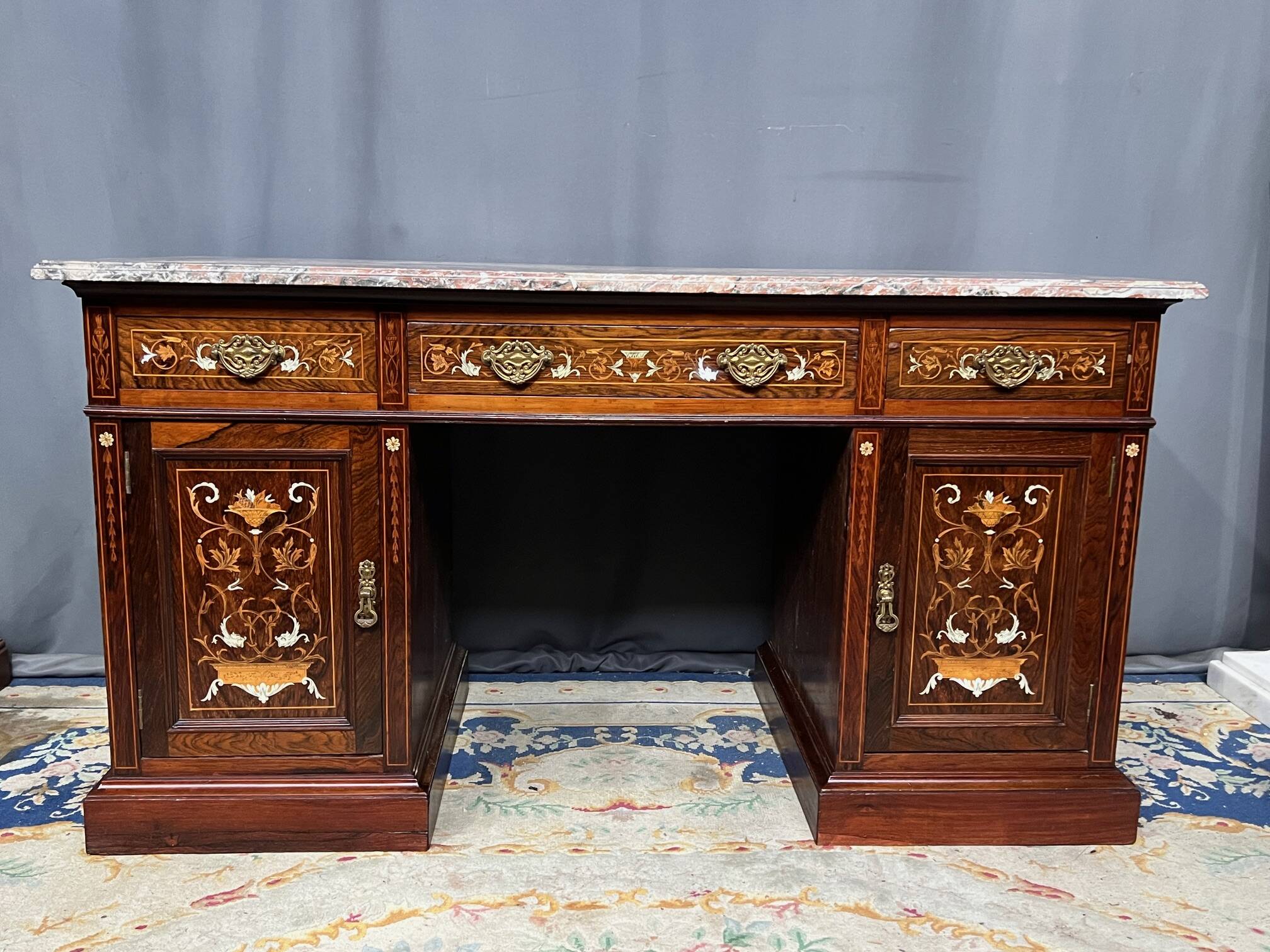 Bureau d'écriture victorien en palissandre par James Shoolbred.