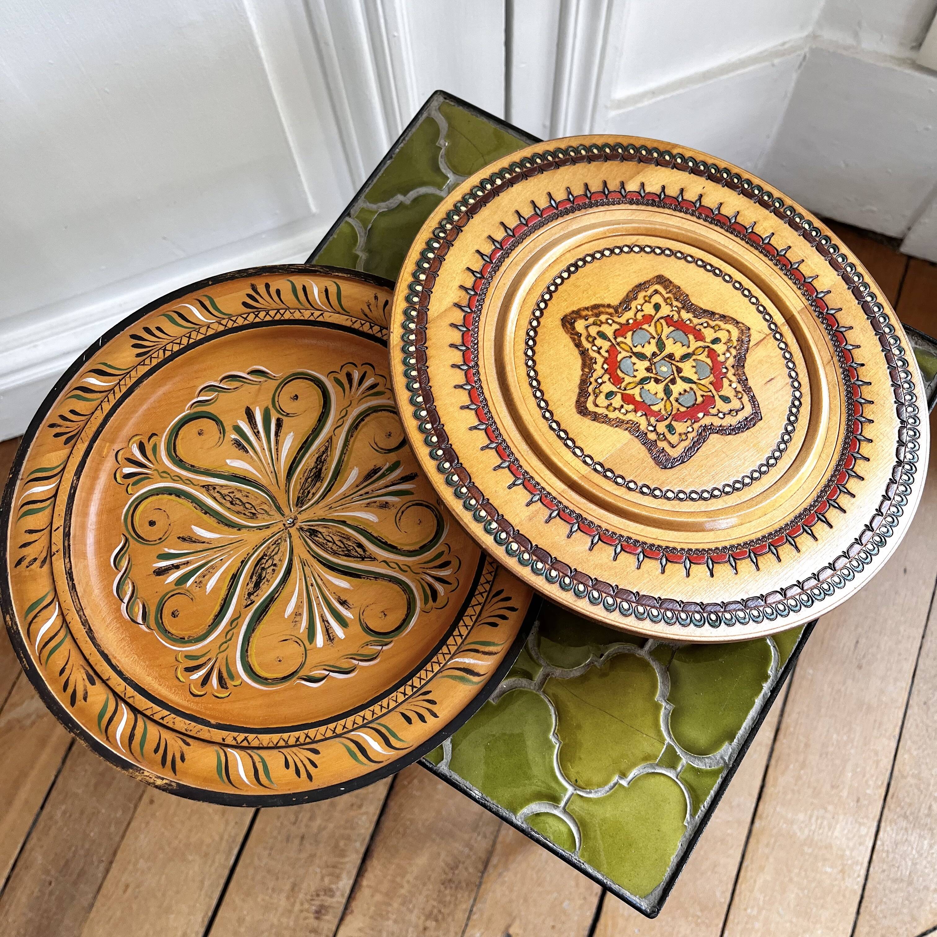 Vintage wooden decorative plates