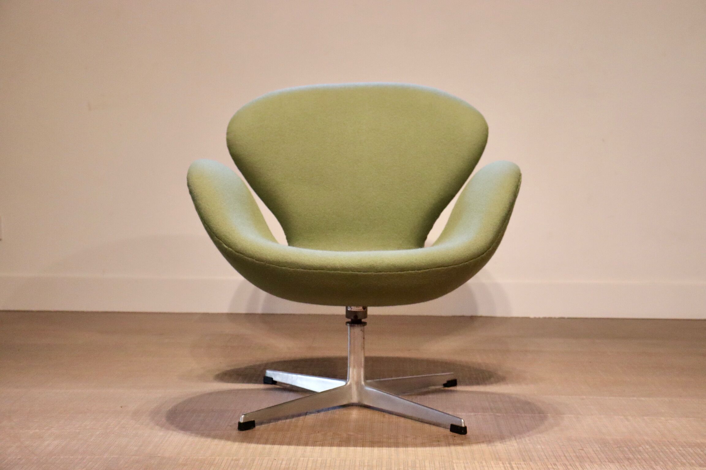 Early model 3320 Swan Chair by Arne Jacobsen for Fritz Hansen, 1950s