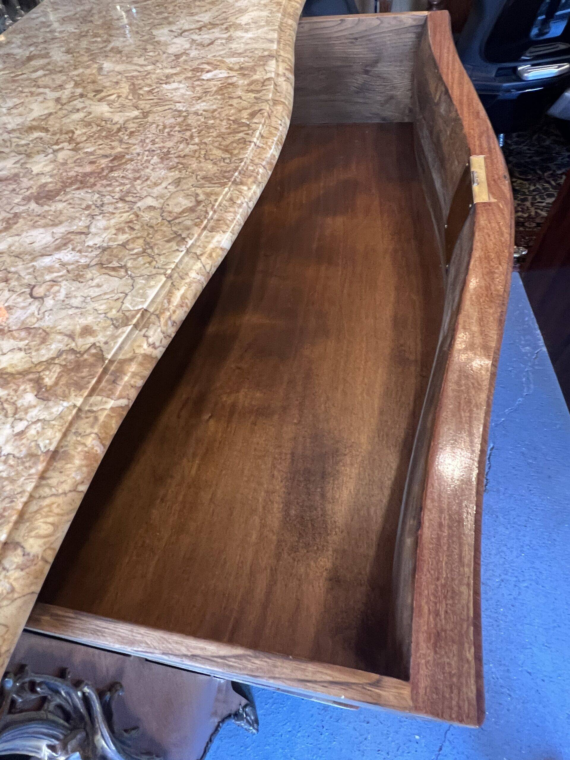 Louis XV style curved chest of drawers in veneer and marquetry, early 20th century