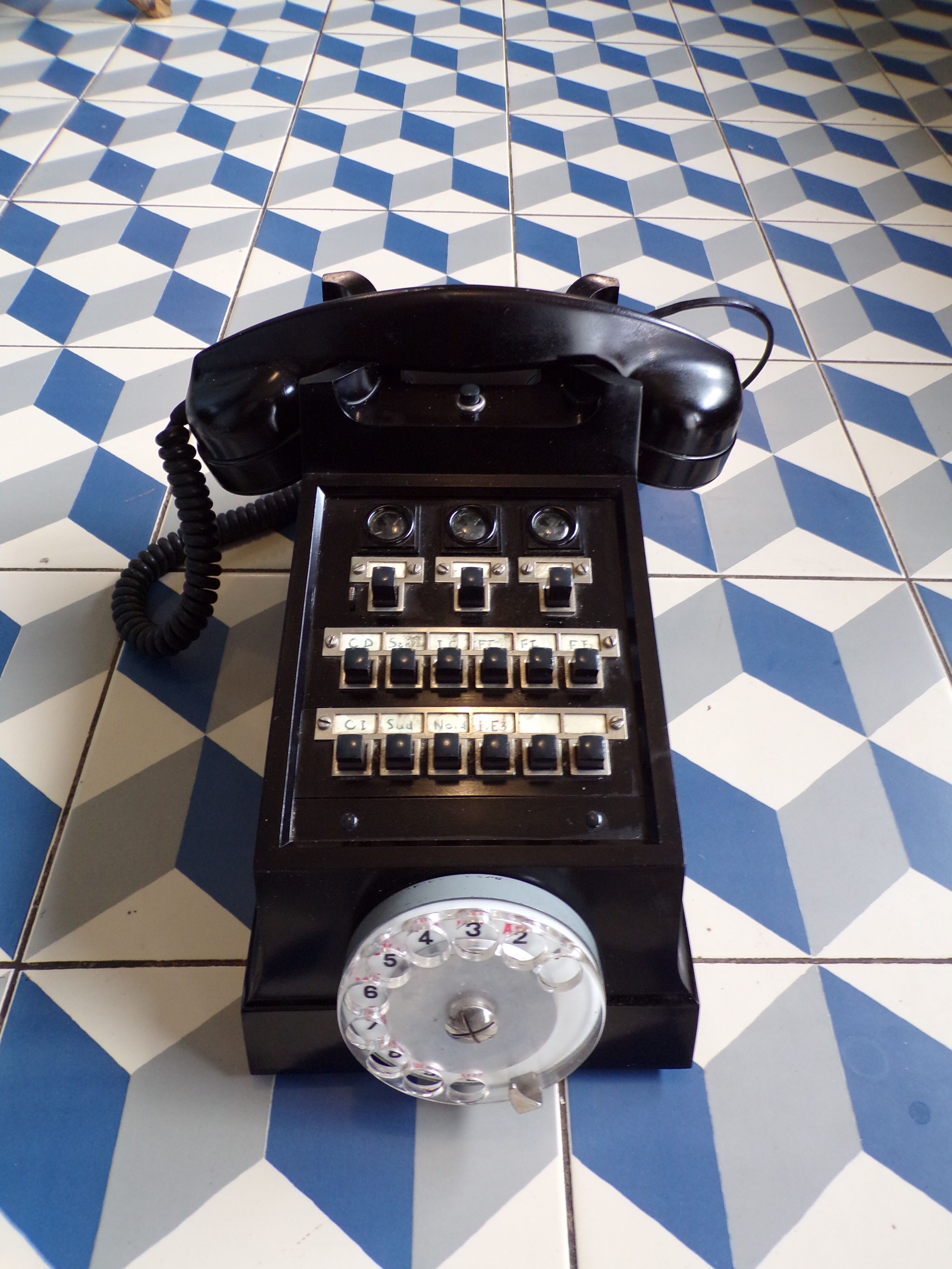 Téléphone vintage de standard en bakélite