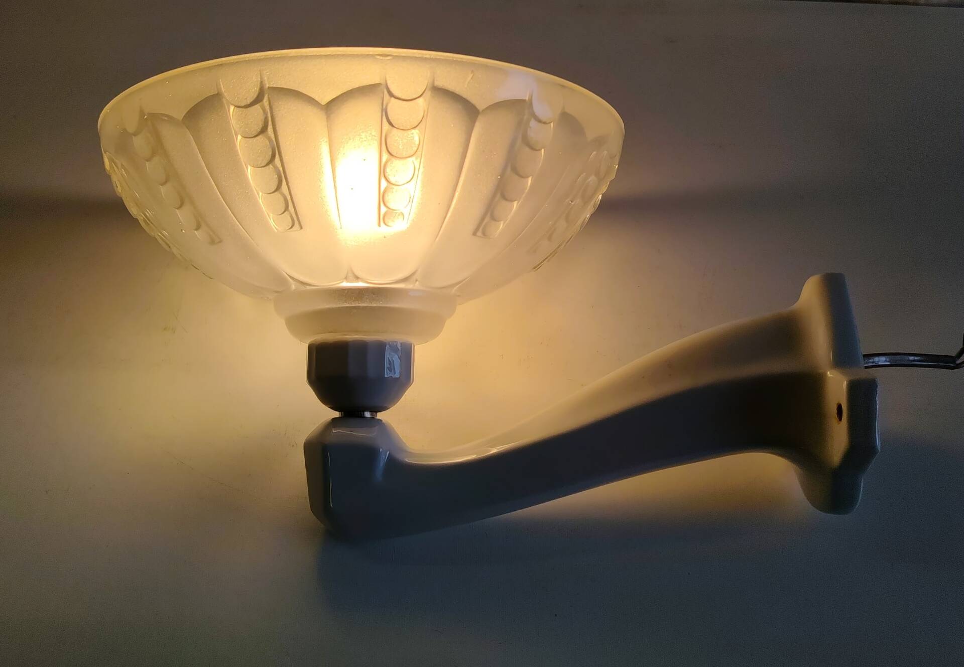 Art Deco wall light in porcelain and glass paste - 1930s/40s