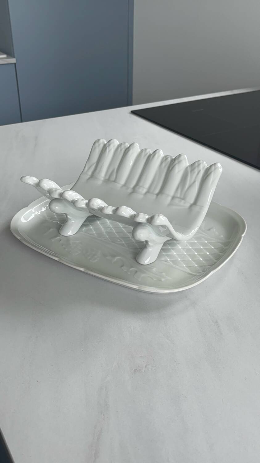 Plat à asperges en faïence blanche – plat de service barbotine vintage