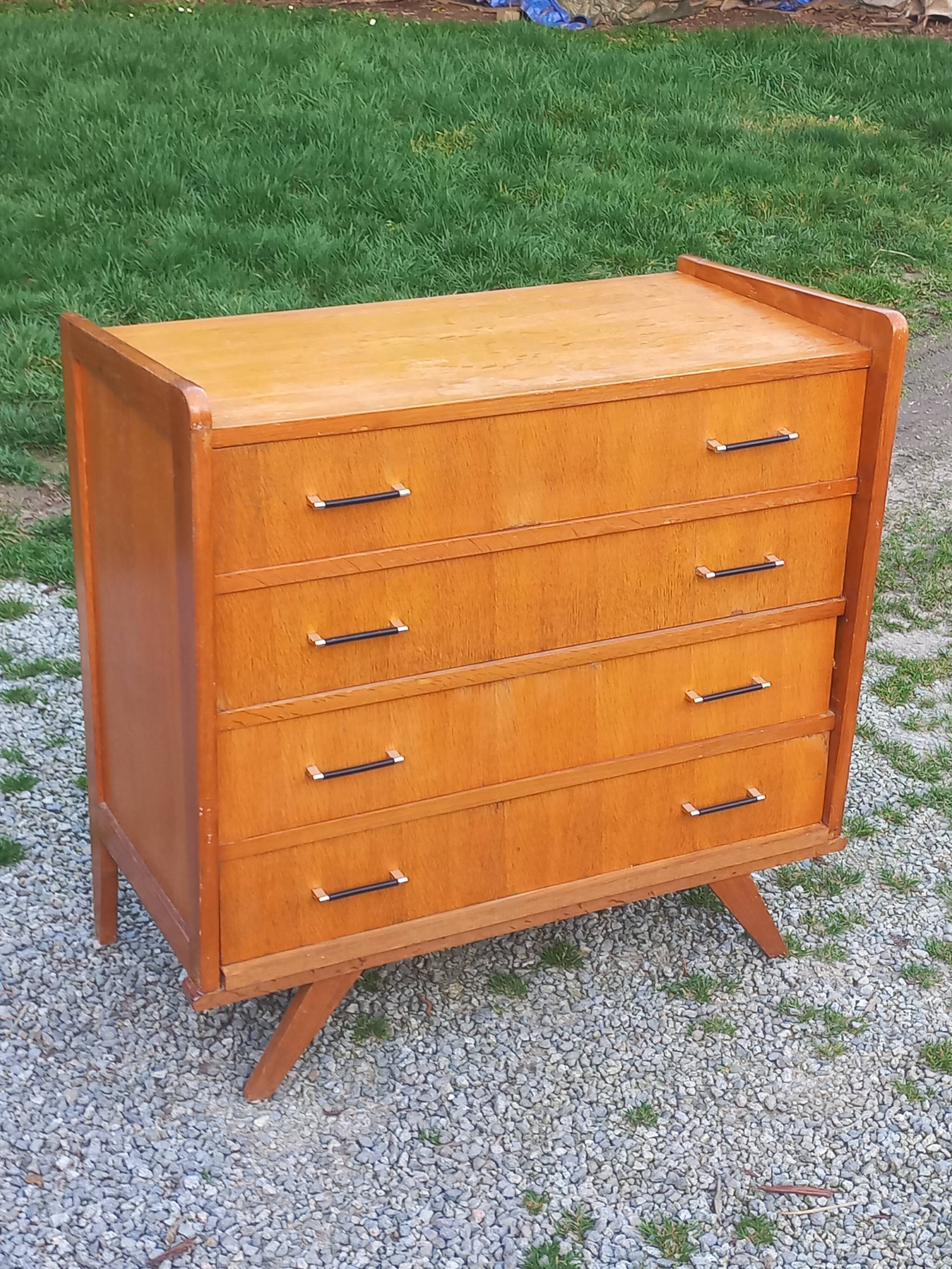 Vintage oak commode with tapered legs and wings from the 1950s.