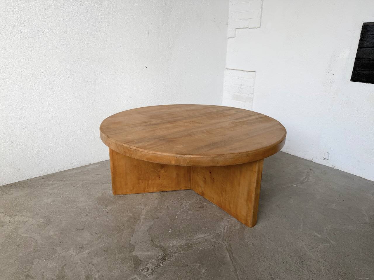 Round modernist coffee table, elm, 1950s.