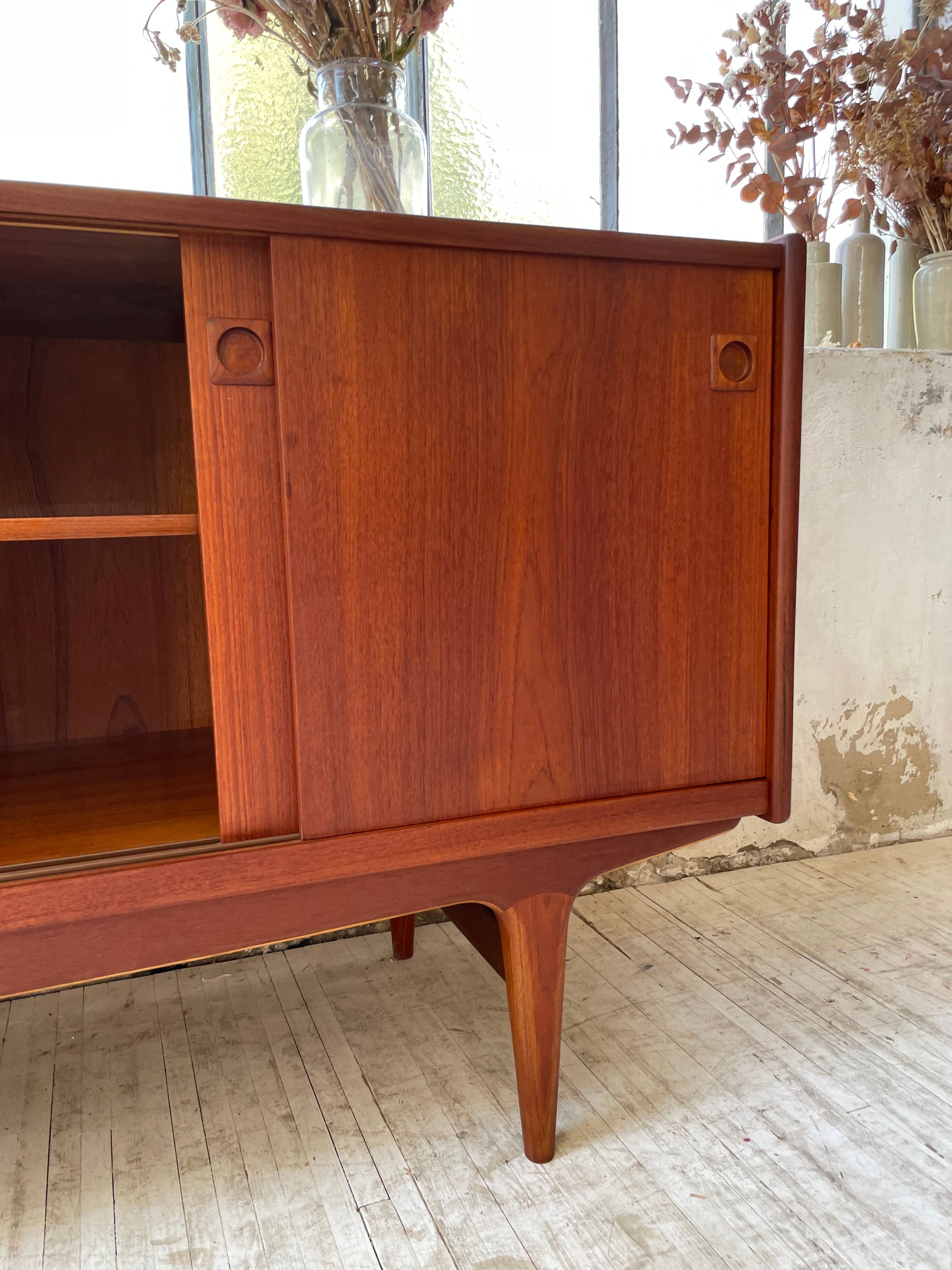 Teak row Johannes Andersen Samcom