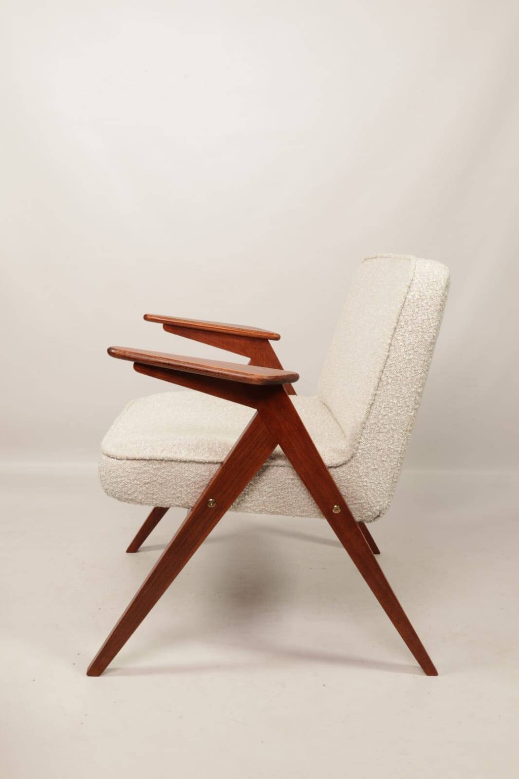 Fauteuil Bouclè de J. Chierowski, 1960 Pologne, Fauteuil en bois Design scandinave