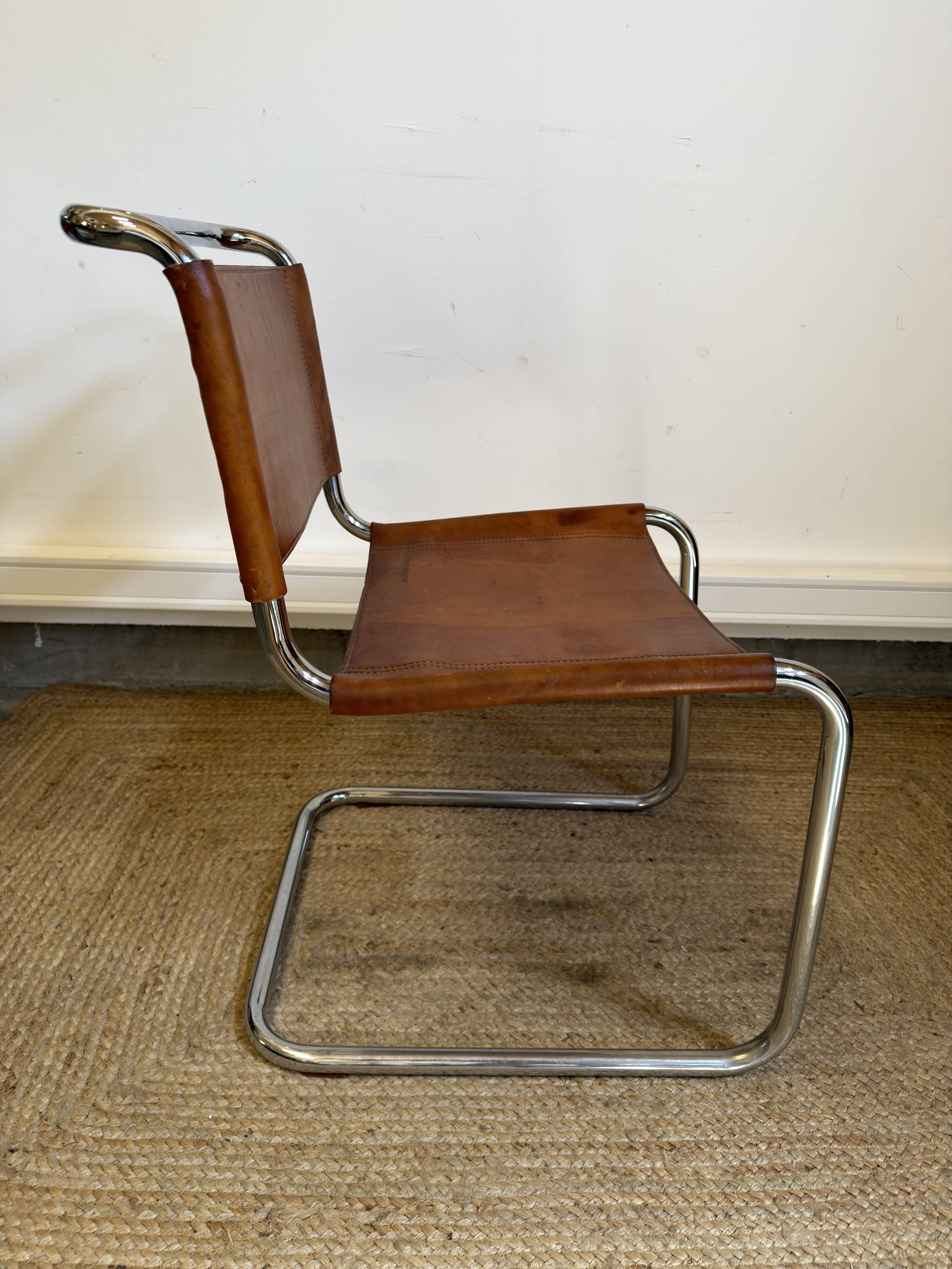 Chaise cantilever en cuir fauve par Steel Line, années 1980