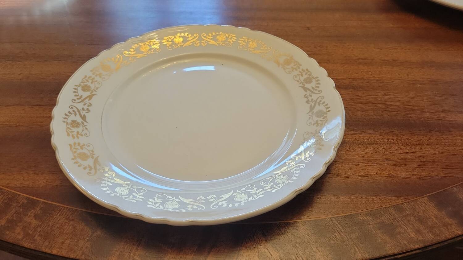 16 flat gold plates from Orchies porcelain
