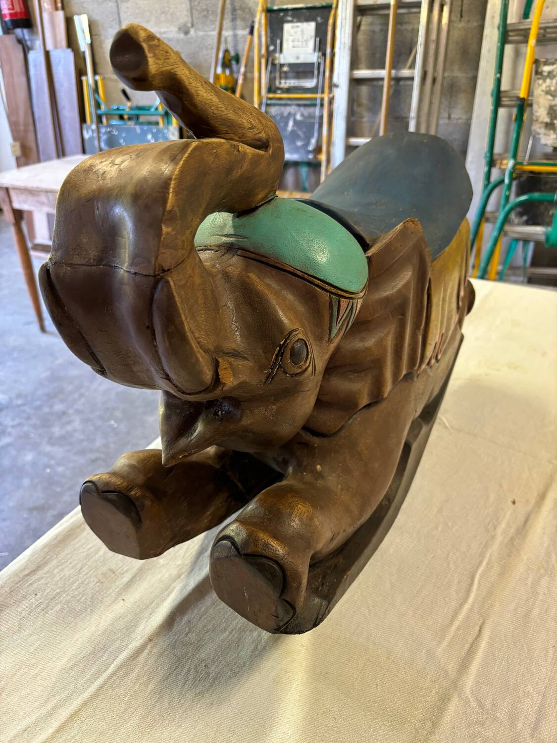 Éléphant en bois à bascule