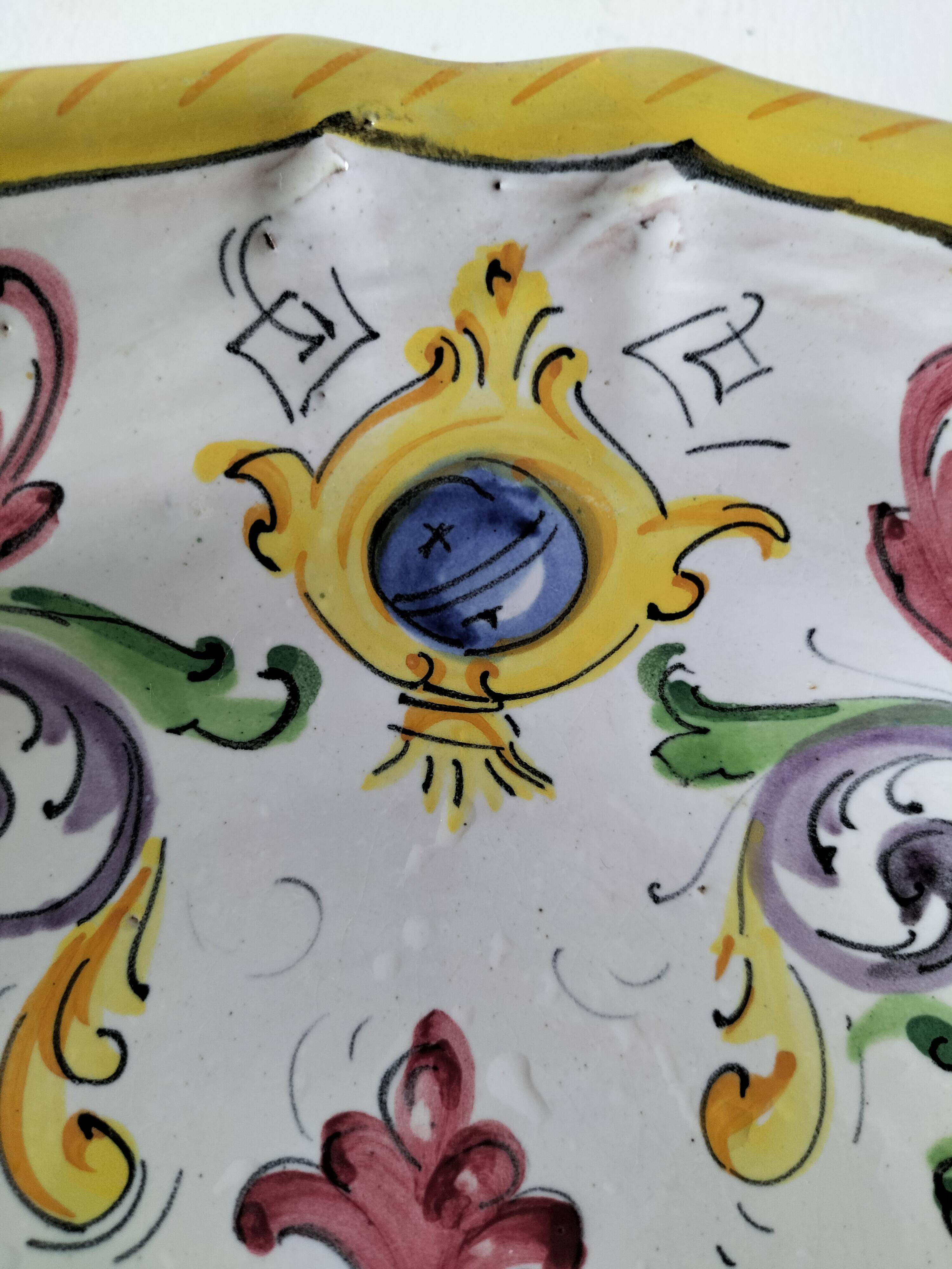 Assiette murale en majolique italienne – décor Renaissance peint à la main