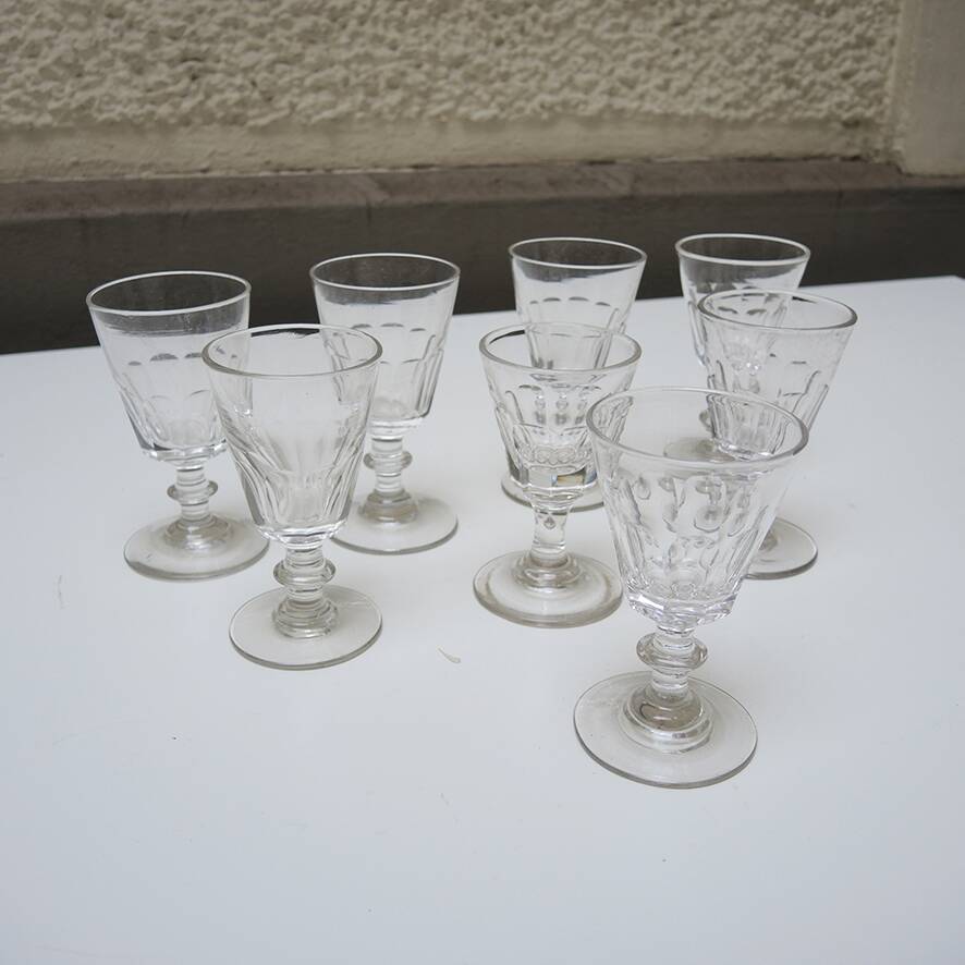 8 anciens verres à pied en cristal de style Caton