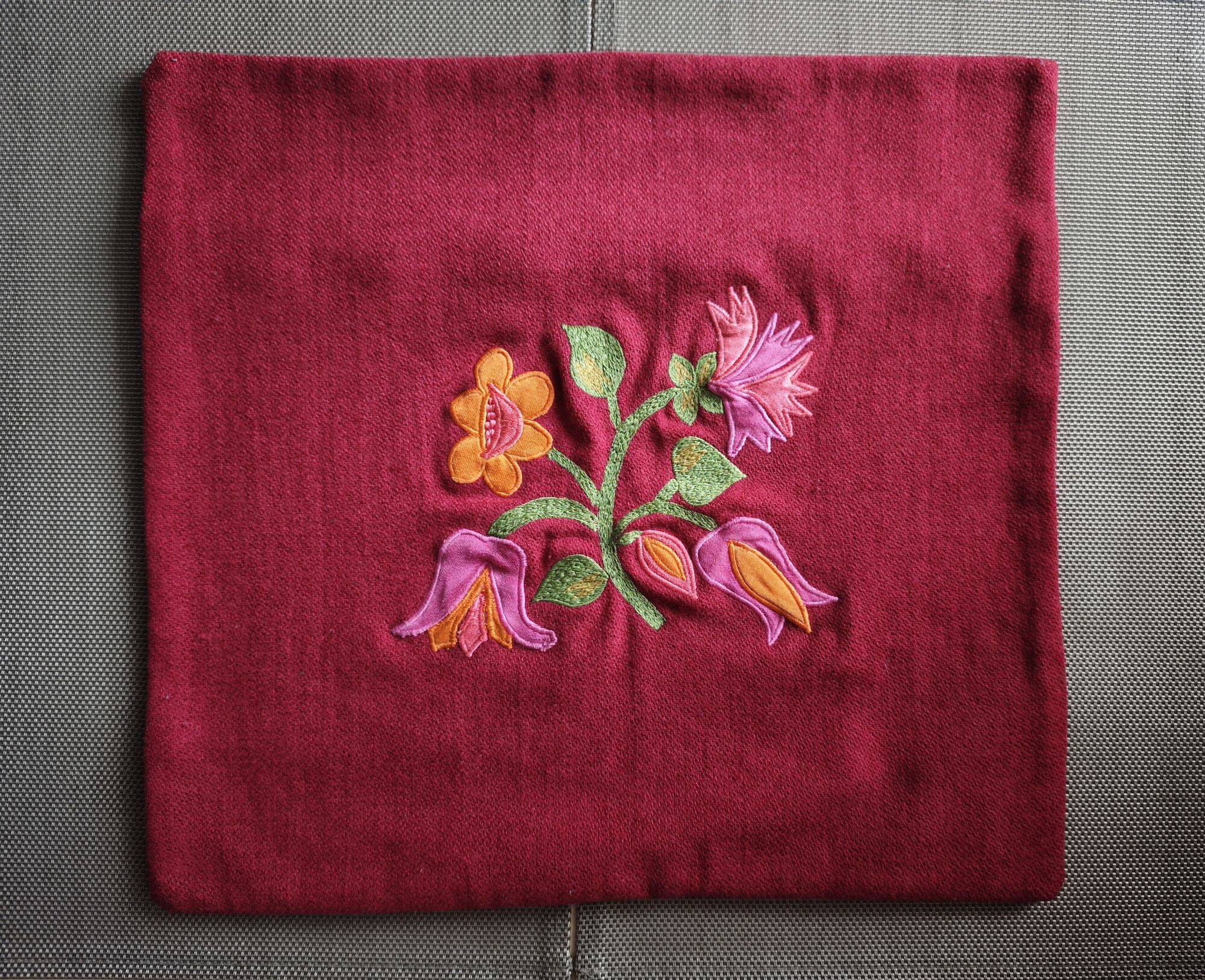 Wool cushion cover 40 x 40cm - Embroidered floral pattern