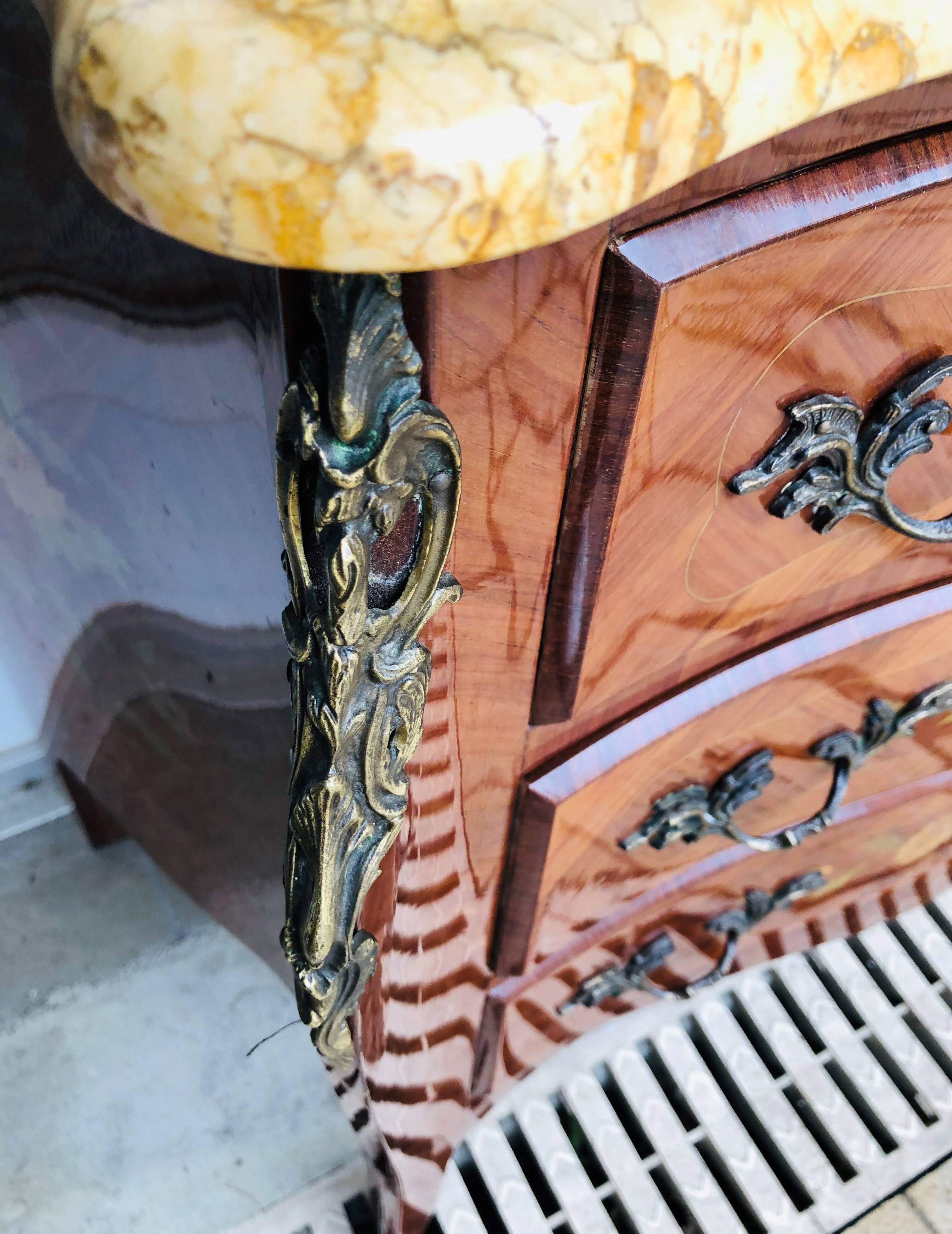 Commode trois tiroirs en marqueterie de style Louis XV