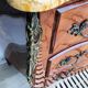 Commode trois tiroirs en marqueterie de style Louis XV