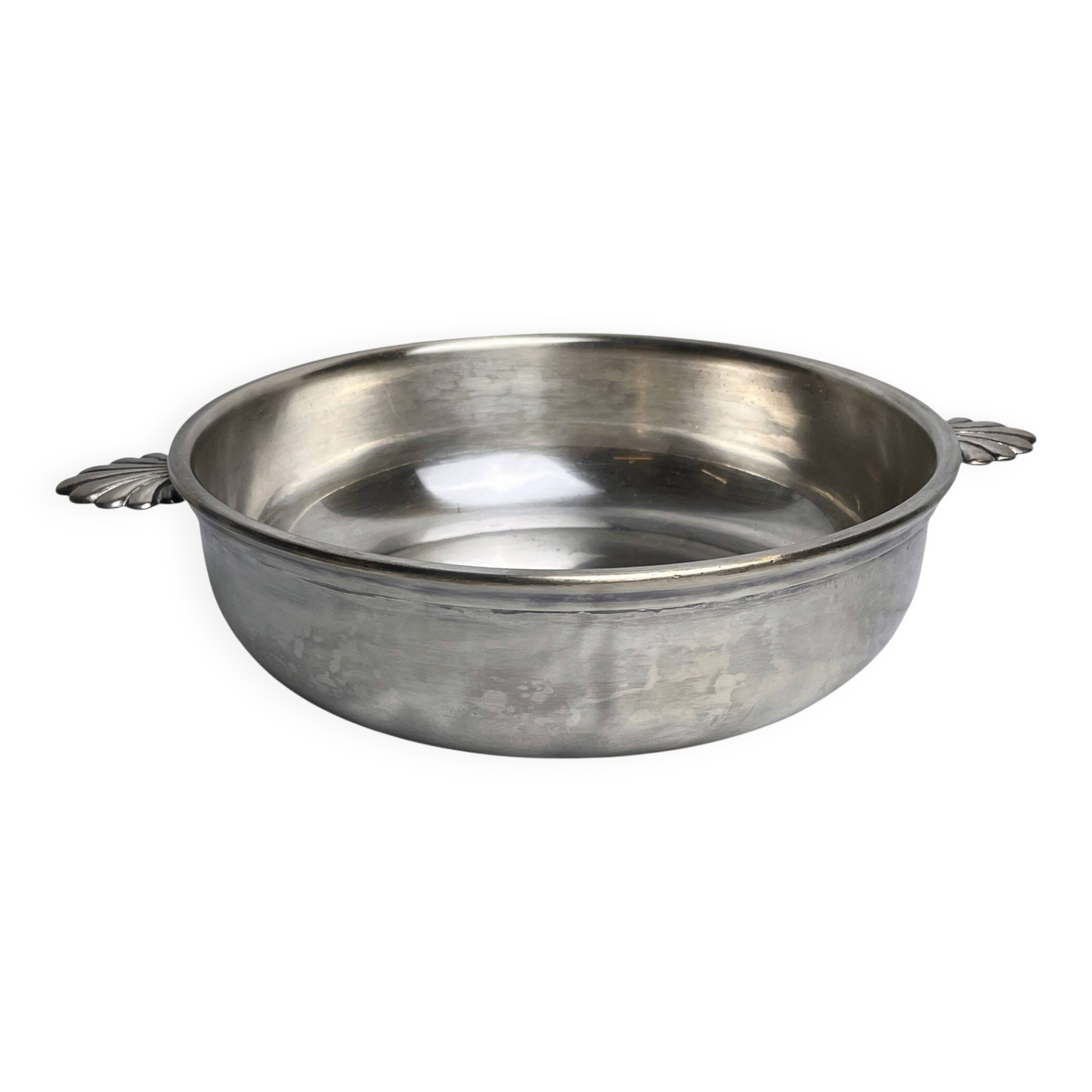 Tableware, silver-plated vegetable dish with shell handles, 20th century.