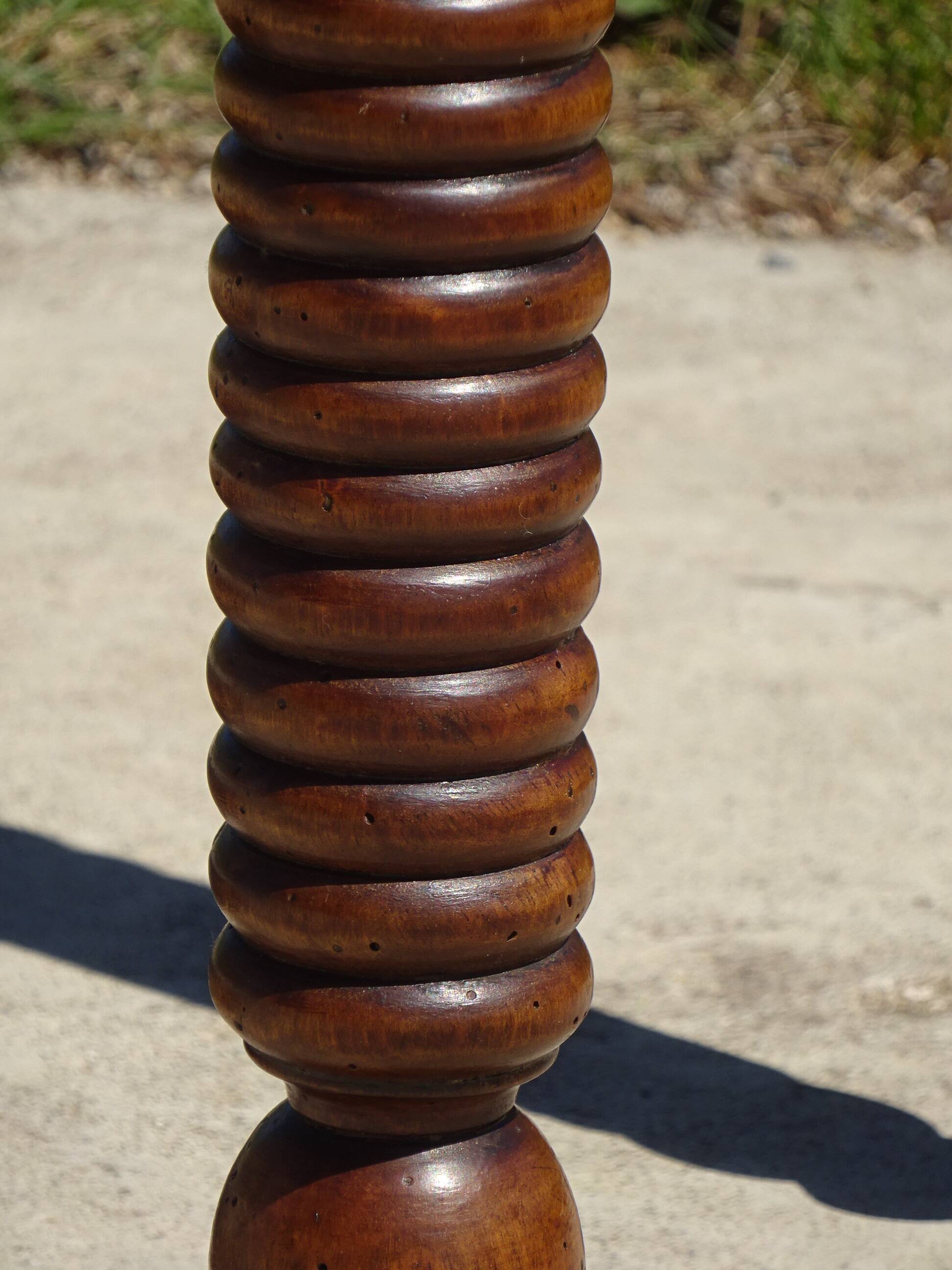 Drop-leaf table, honey-spoon-shaped legs