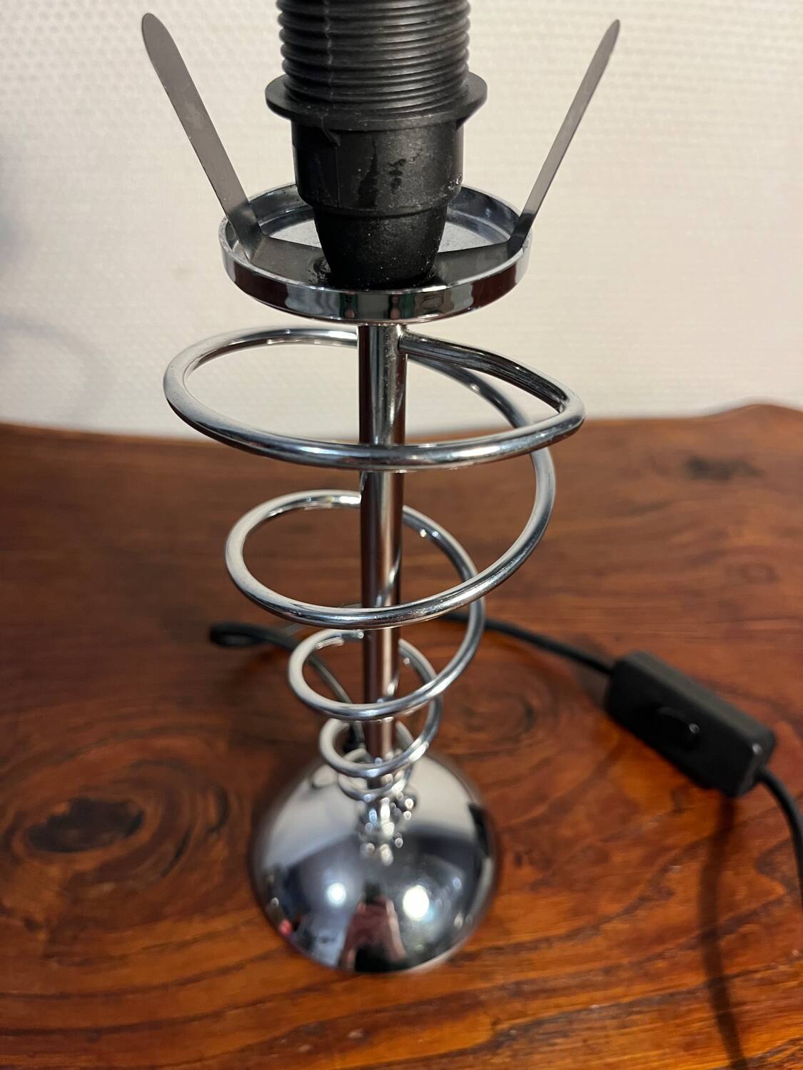 Metal base lamp, spring style, opaline globe