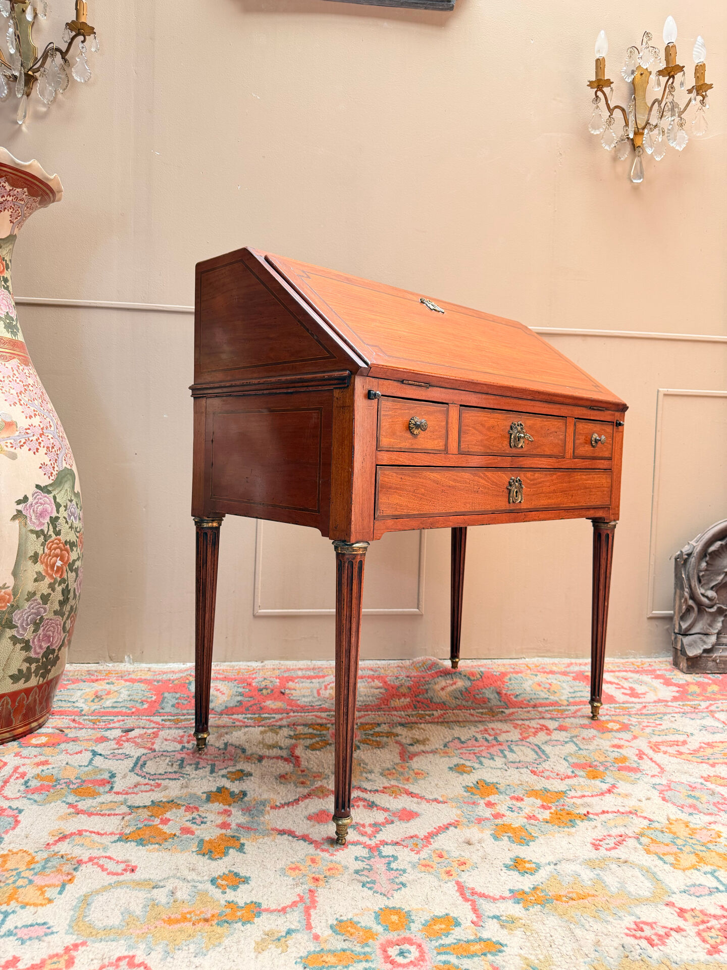 BUREAU DE PENTE DE MILIEU EN ACAJOU DE STYLE LOUIS XVI XIX EME SIÈCLE 