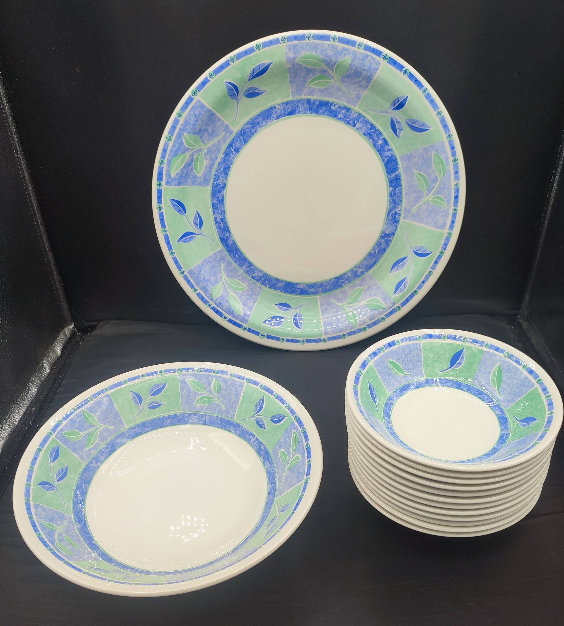 Service de table Churchill Staffordshire 14 pièces Modèle Verdigris