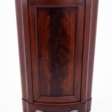 Commode d'angle en acajou, Europe du Nord, fin du XIXe siècle.
