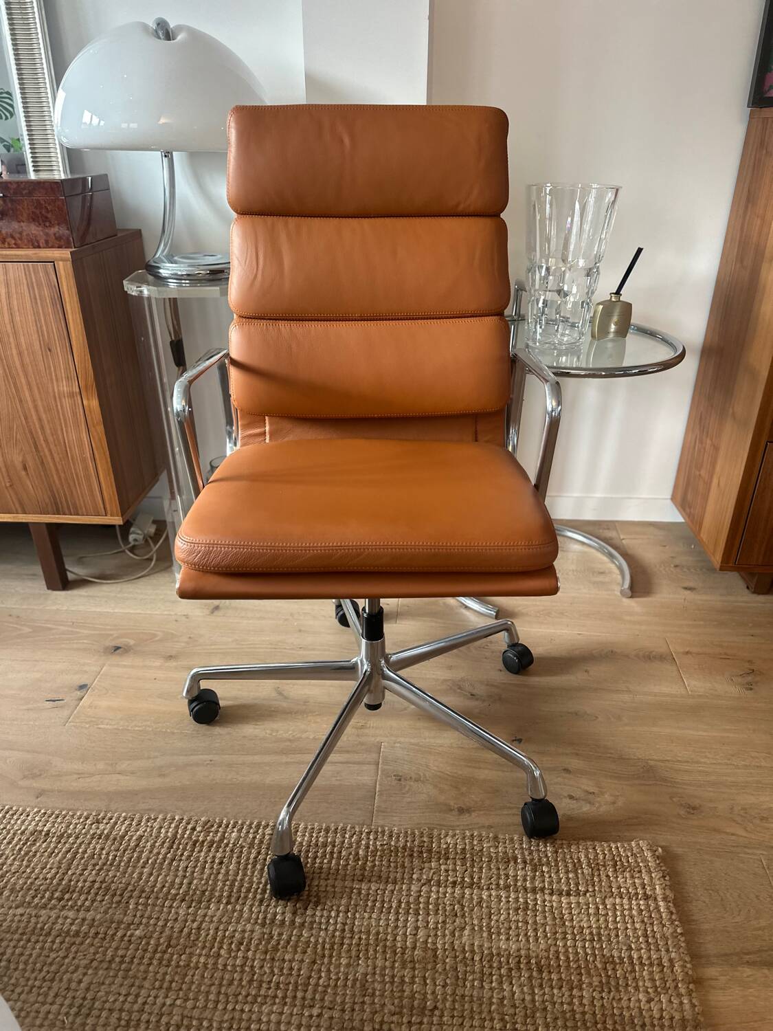 Eames EA 219 chair, Vitra edition, near mint condition
