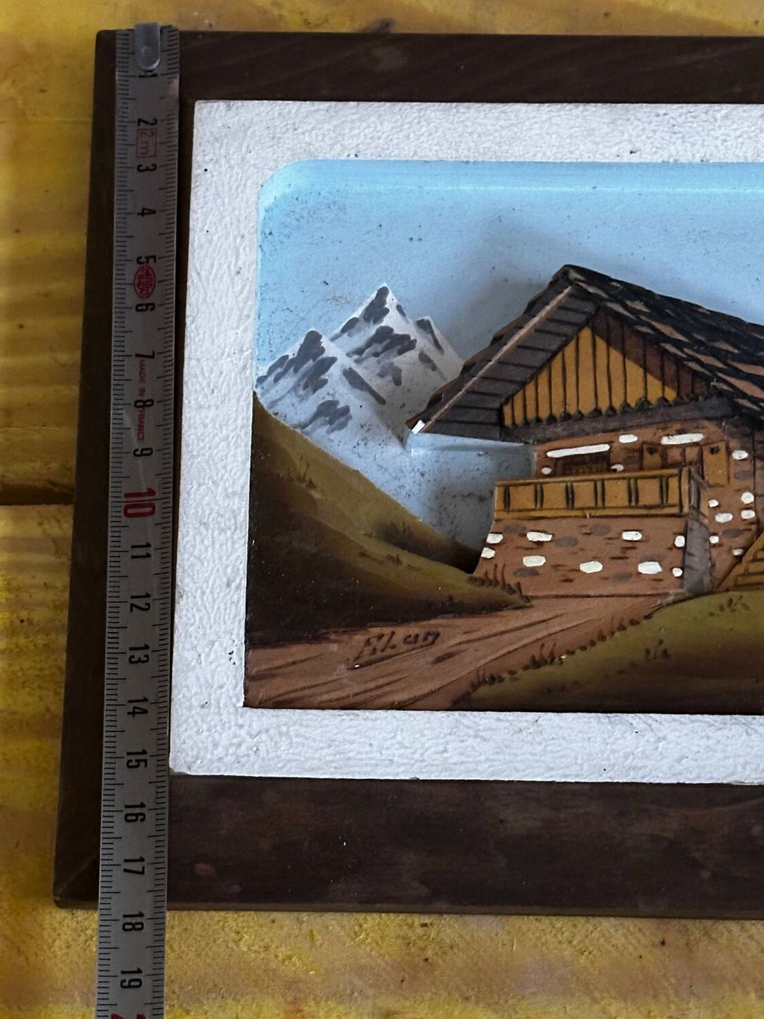 Tableau alpin vintage en bois sculpté et peint - signé