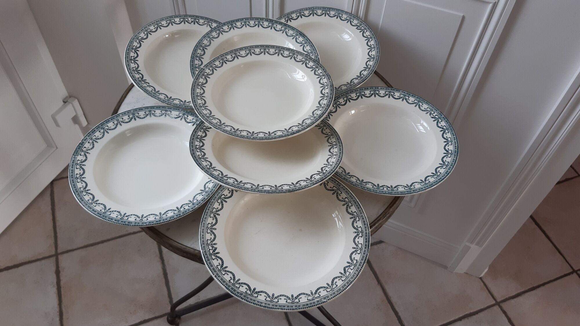Set of 8 hollow plates Terre de Fer model "Garlands" late nineteenth