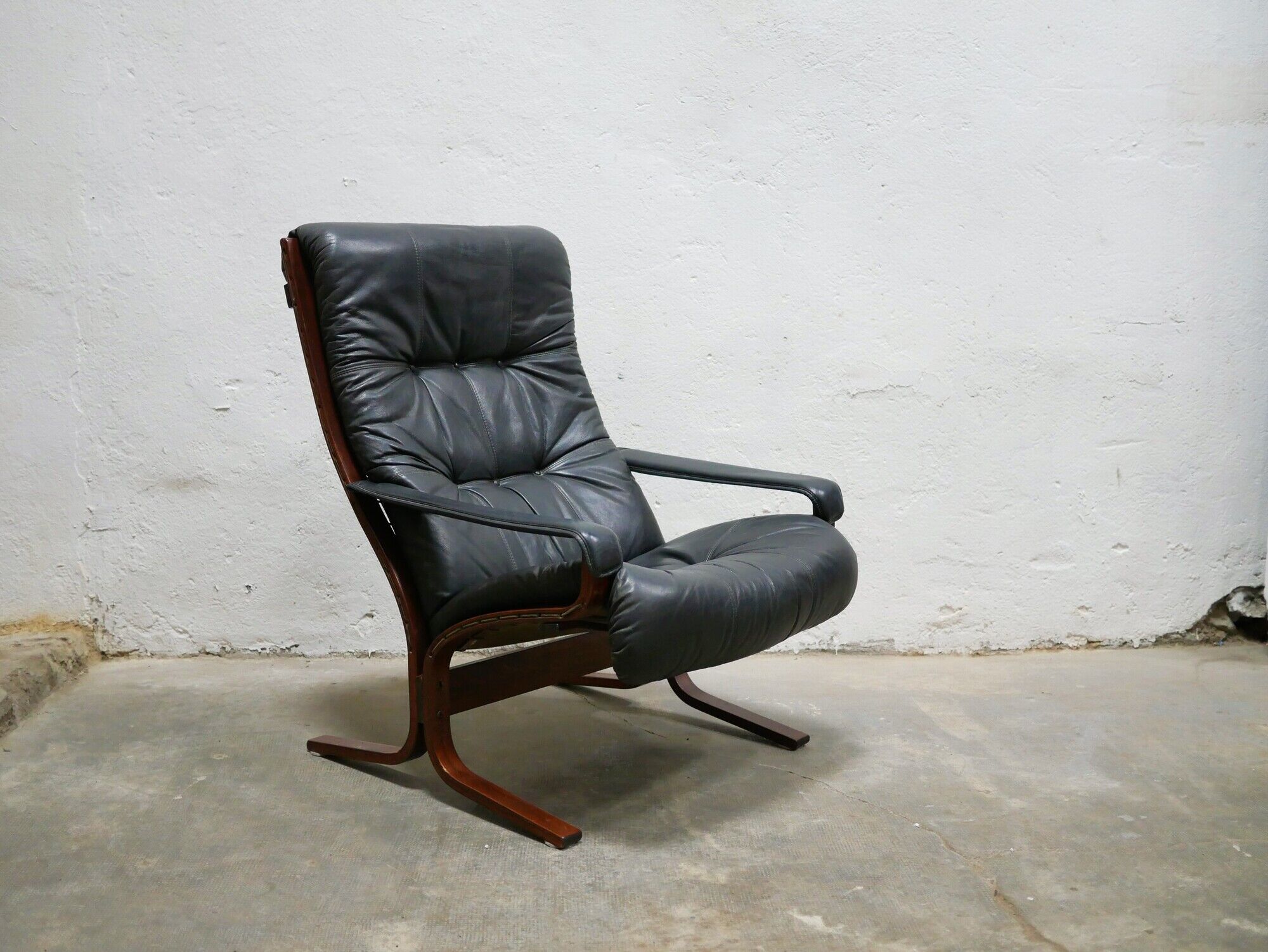 Siesta Scandinavian armchair in black leather by Ingmar Relling for Westnofa editions
