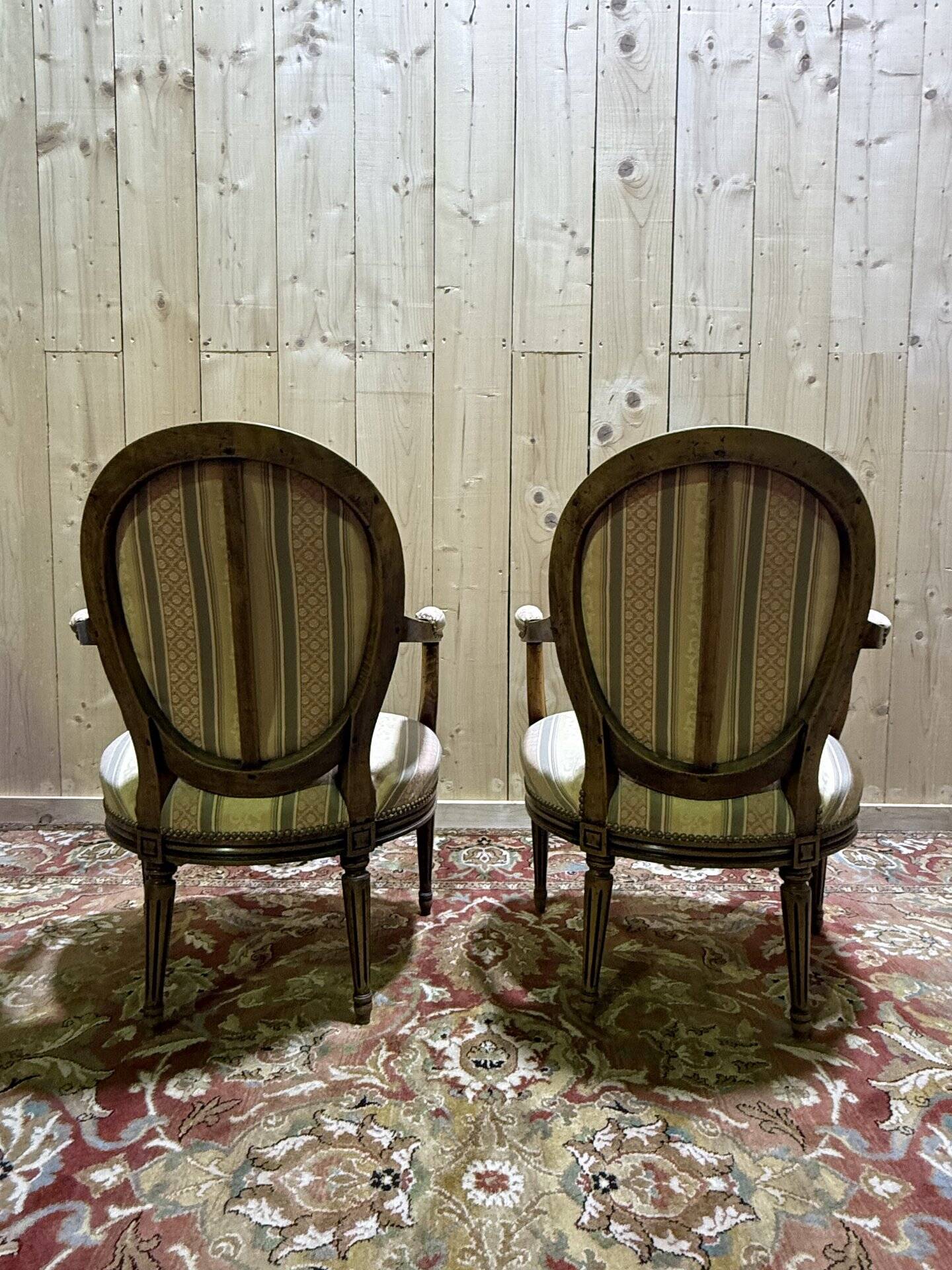 Paire de fauteuils médaillons de style Louis XVI