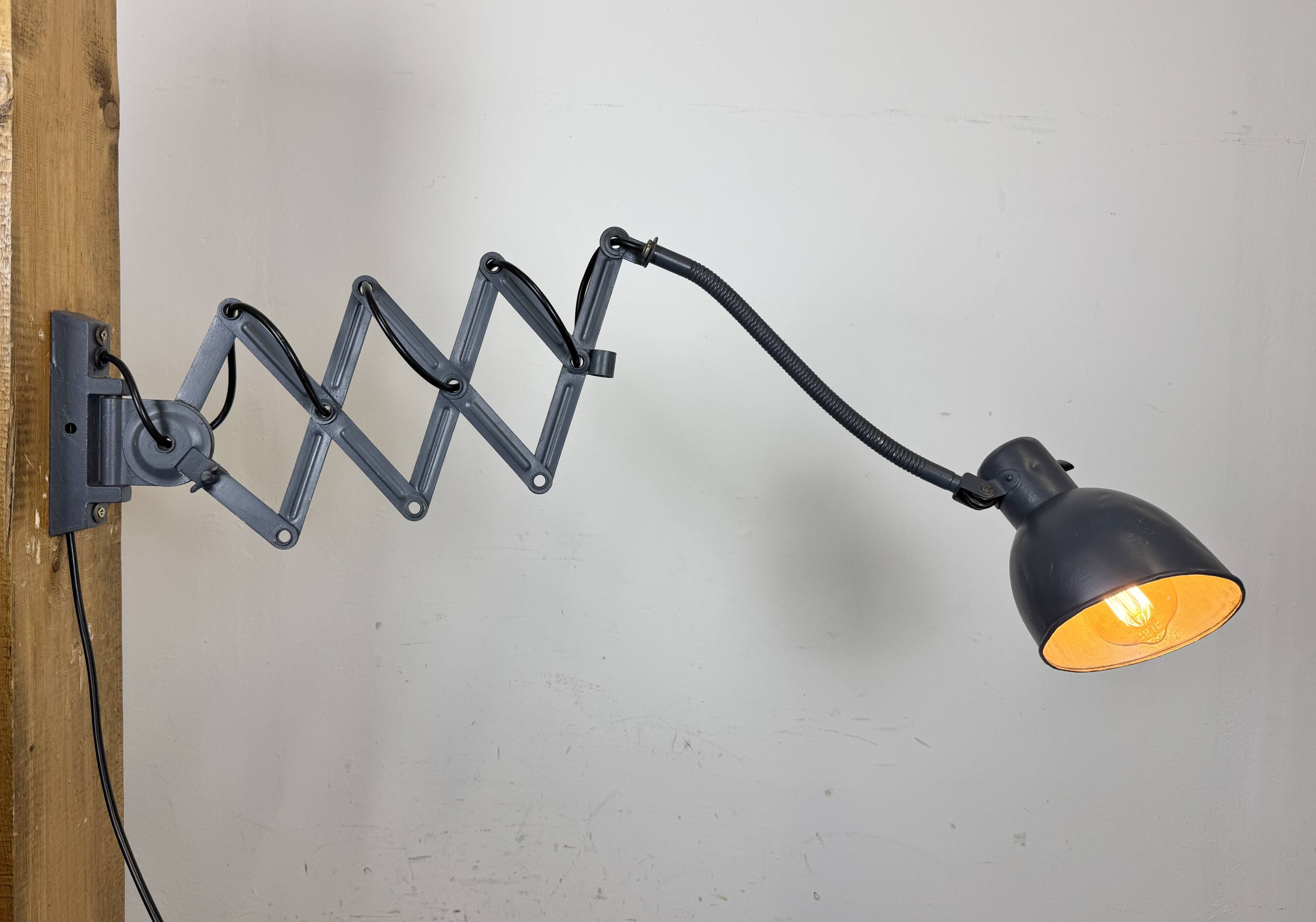 Applique murale industrielle en forme de ciseaux, peinte en gris, années 1960