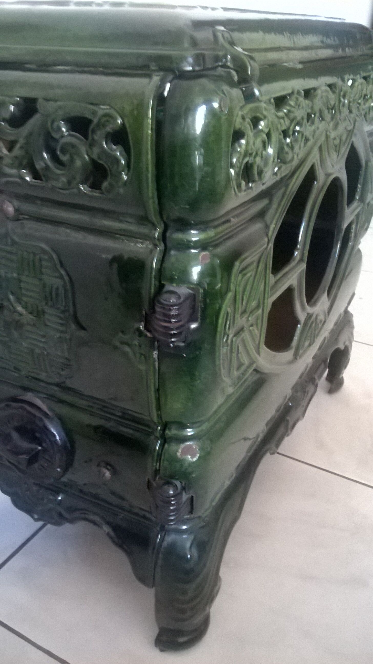 Enamelled cast iron stove for decoration