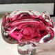Cendrier. Forme florale organique. Rose canneberge. En verre d Art Moderne. Conçu par Jozef Hospodka
