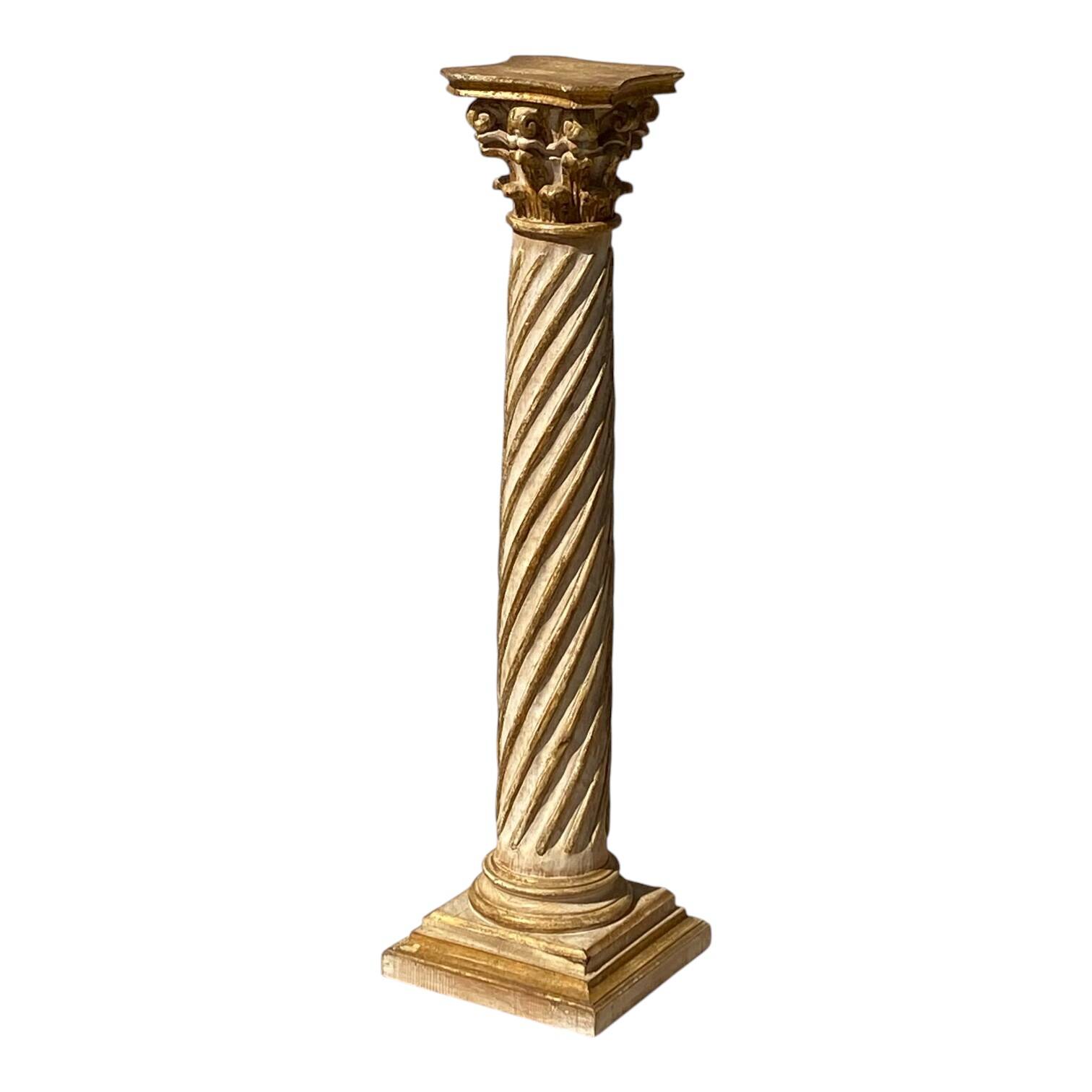 Wooden column in Corinthian style with gilding.