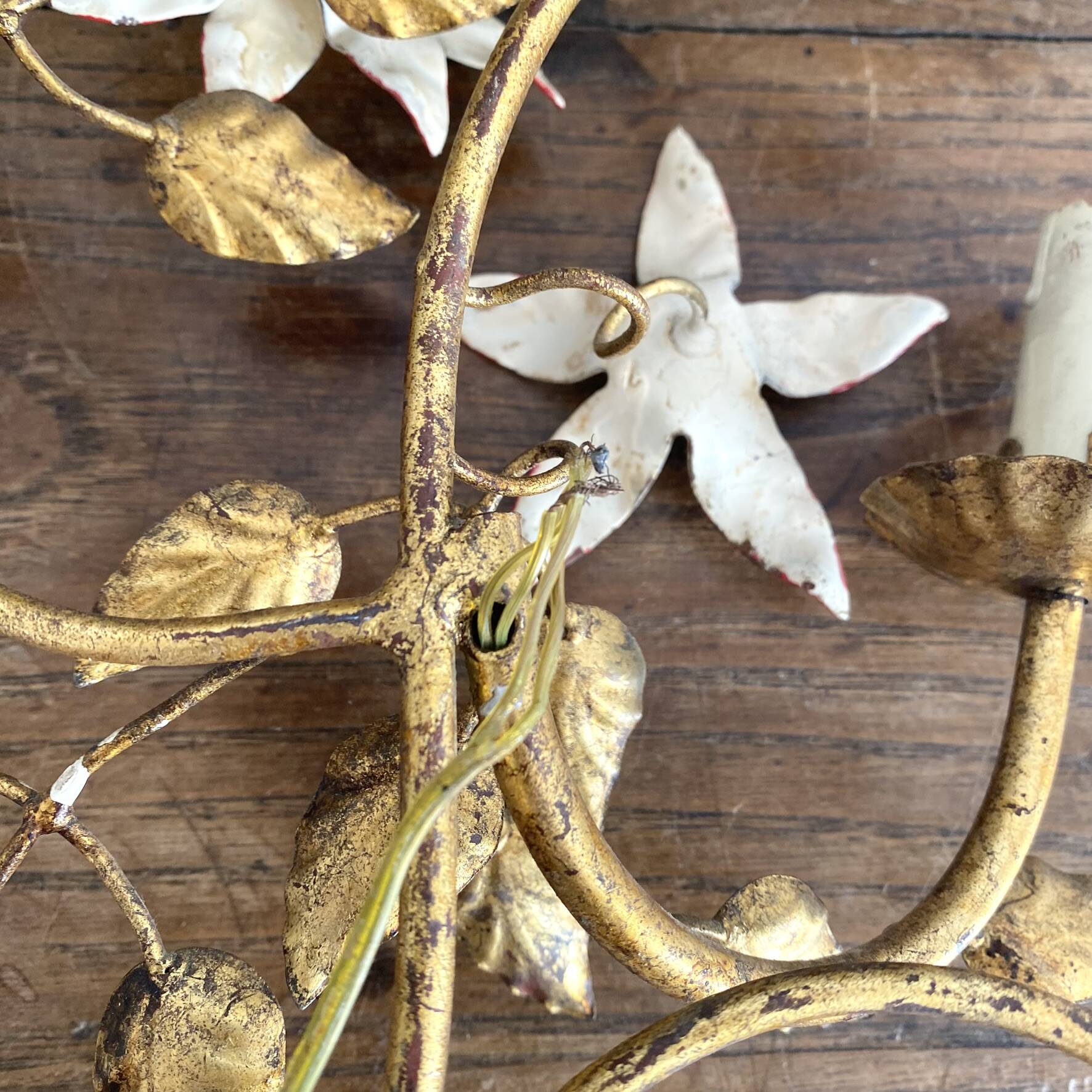 Grande applique fleurs et feuillage en métal doré années 50-60