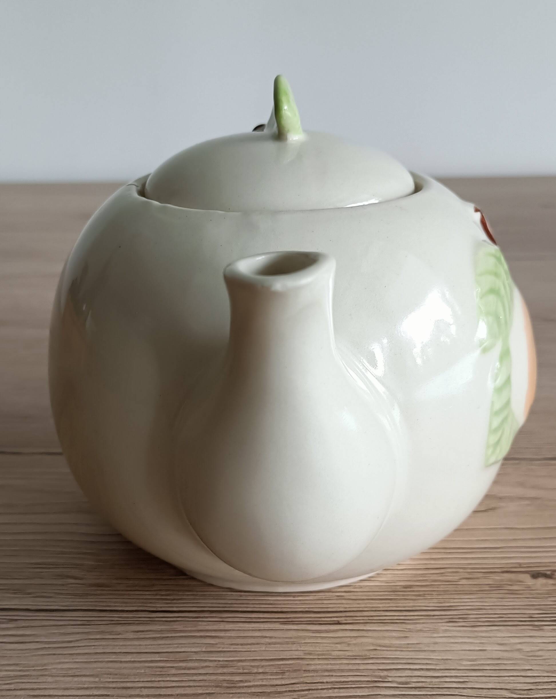 Slush teapot with embossed fruit decoration