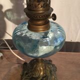 Lampe à pétrole bleue et pied laiton, électrifiée